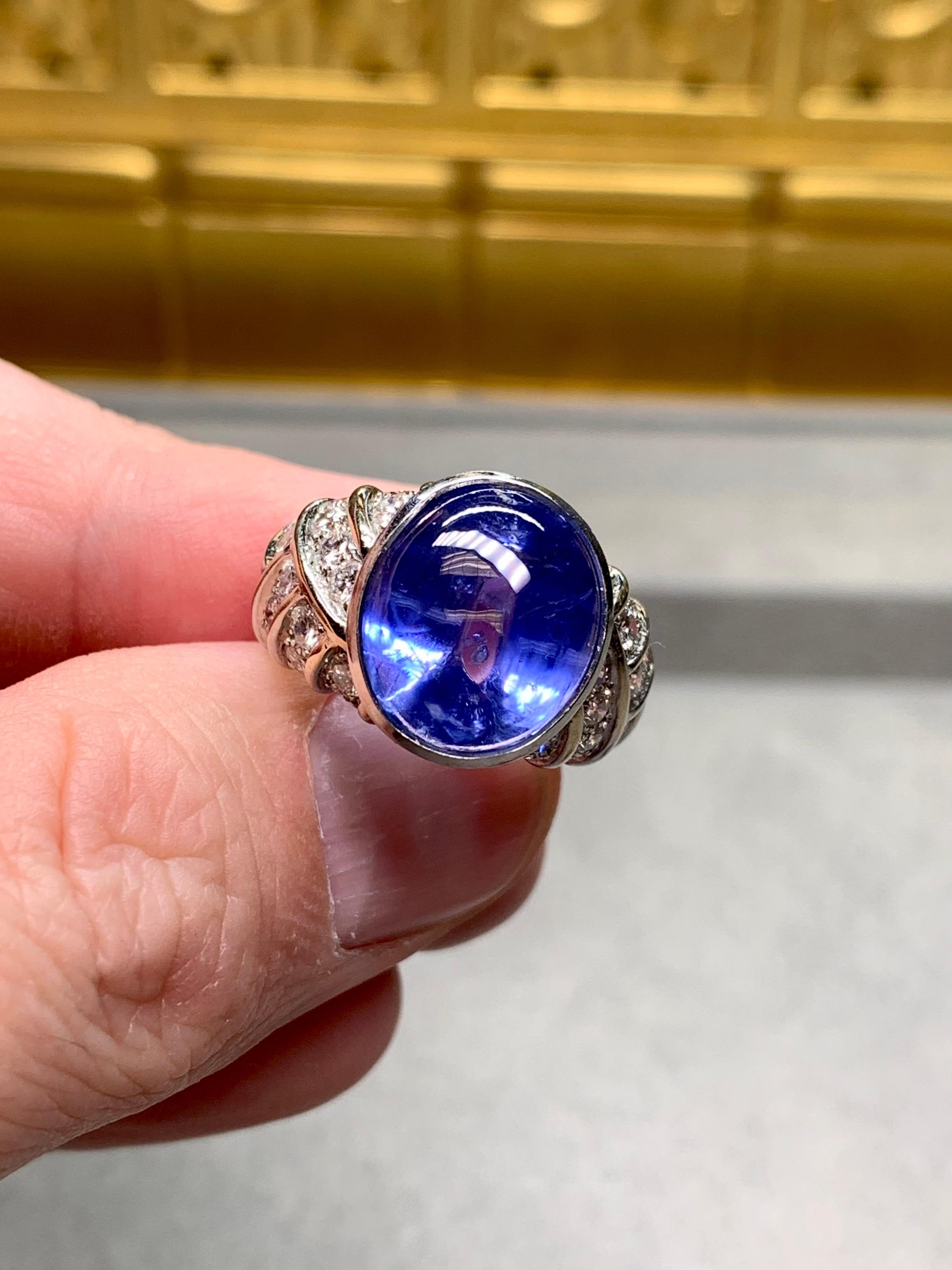 Anillo de cóctel francés de 18 quilates con cabujón de zafiro y diamantes GIA sin calor 14,59 ctw en venta 2