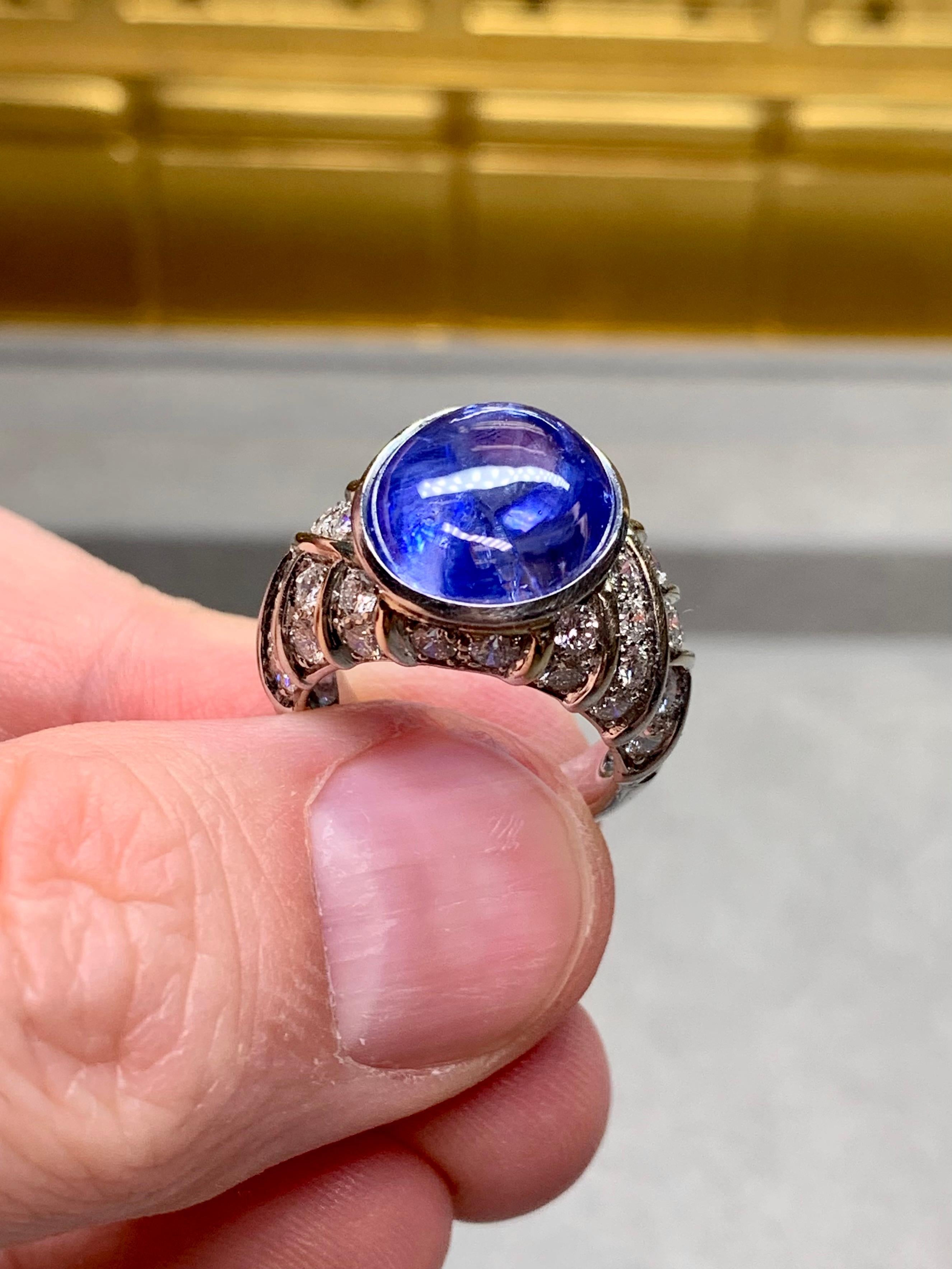Anillo de cóctel francés de 18 quilates con cabujón de zafiro y diamantes GIA sin calor 14,59 ctw en venta 3