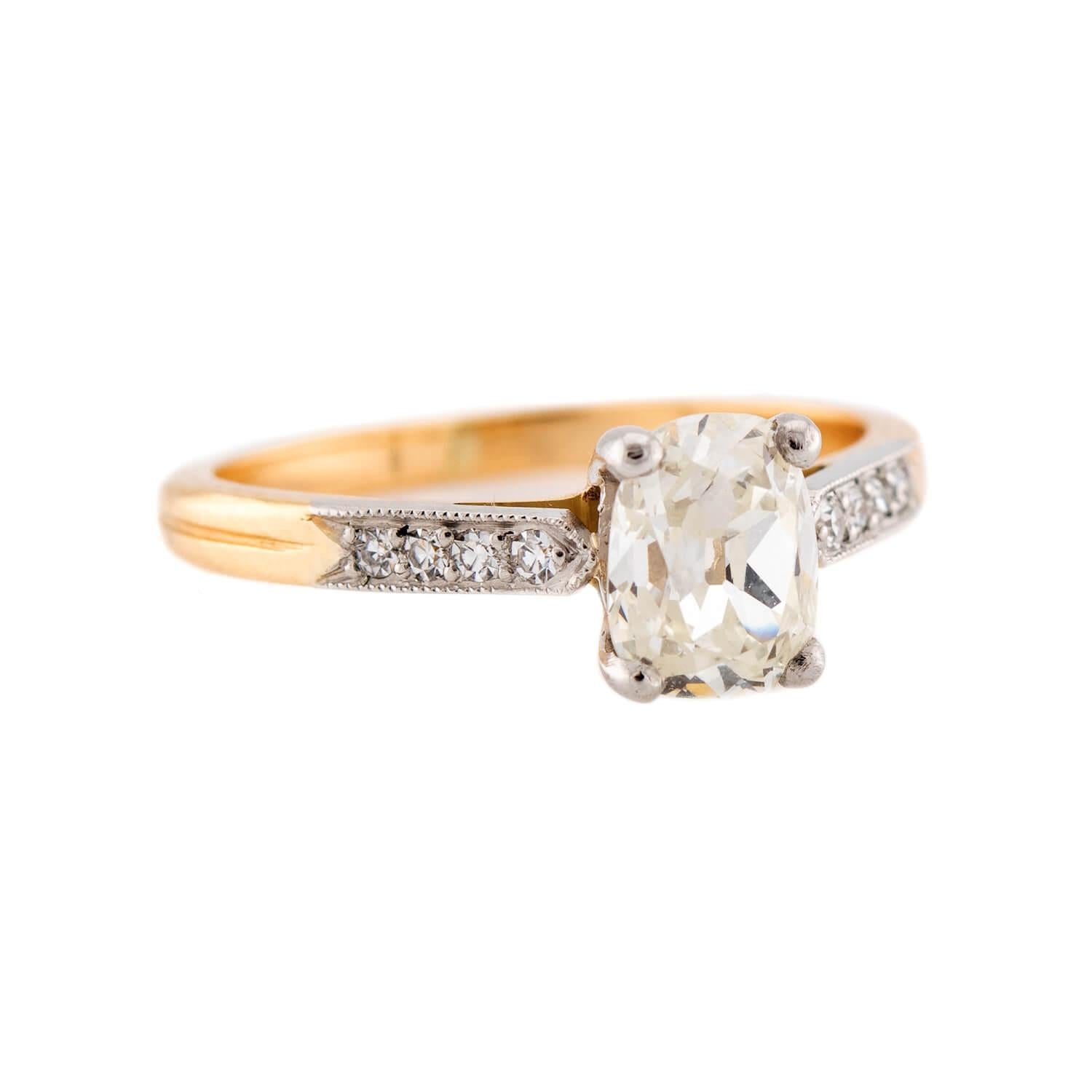 Un favoloso anello di fidanzamento con diamante francese! Realizzato in oro giallo 18 carati, questo anello presenta un diamante centrale da 1,18 carati con taglio old mine, incastonato in una montatura a quattro punte. Il diamante ha un colore L e