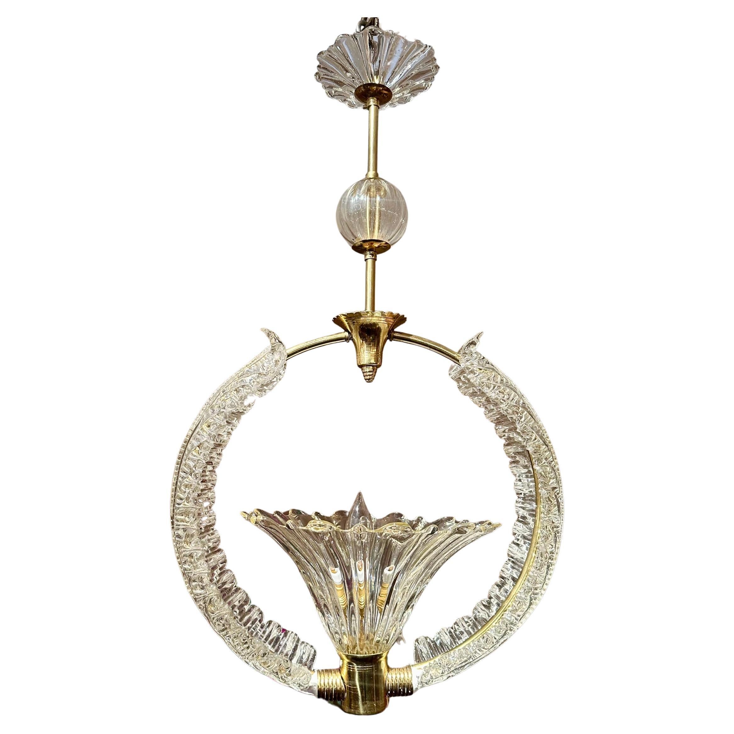 Lampadario di cristallo Art Deco francese di proprietà, CIRCA 1940.
Questo apparecchio è adatto a un piccolo spogliatoio o a qualsiasi altro luogo in cui desideri divertirti un po' in casa tua.