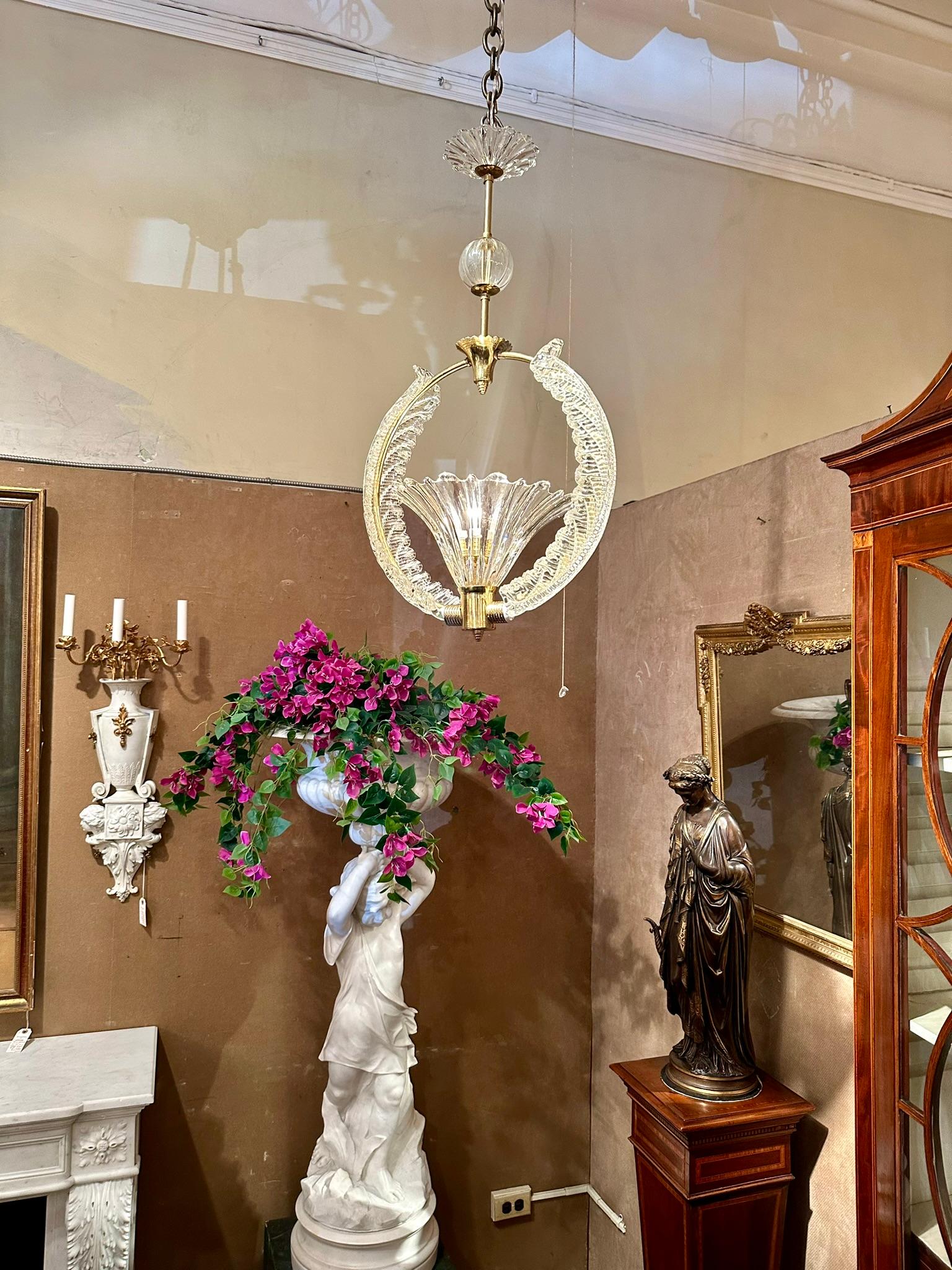 Ottone Lampadario di cristallo Art Deco francese di proprietà, CIRCA 1940. in vendita