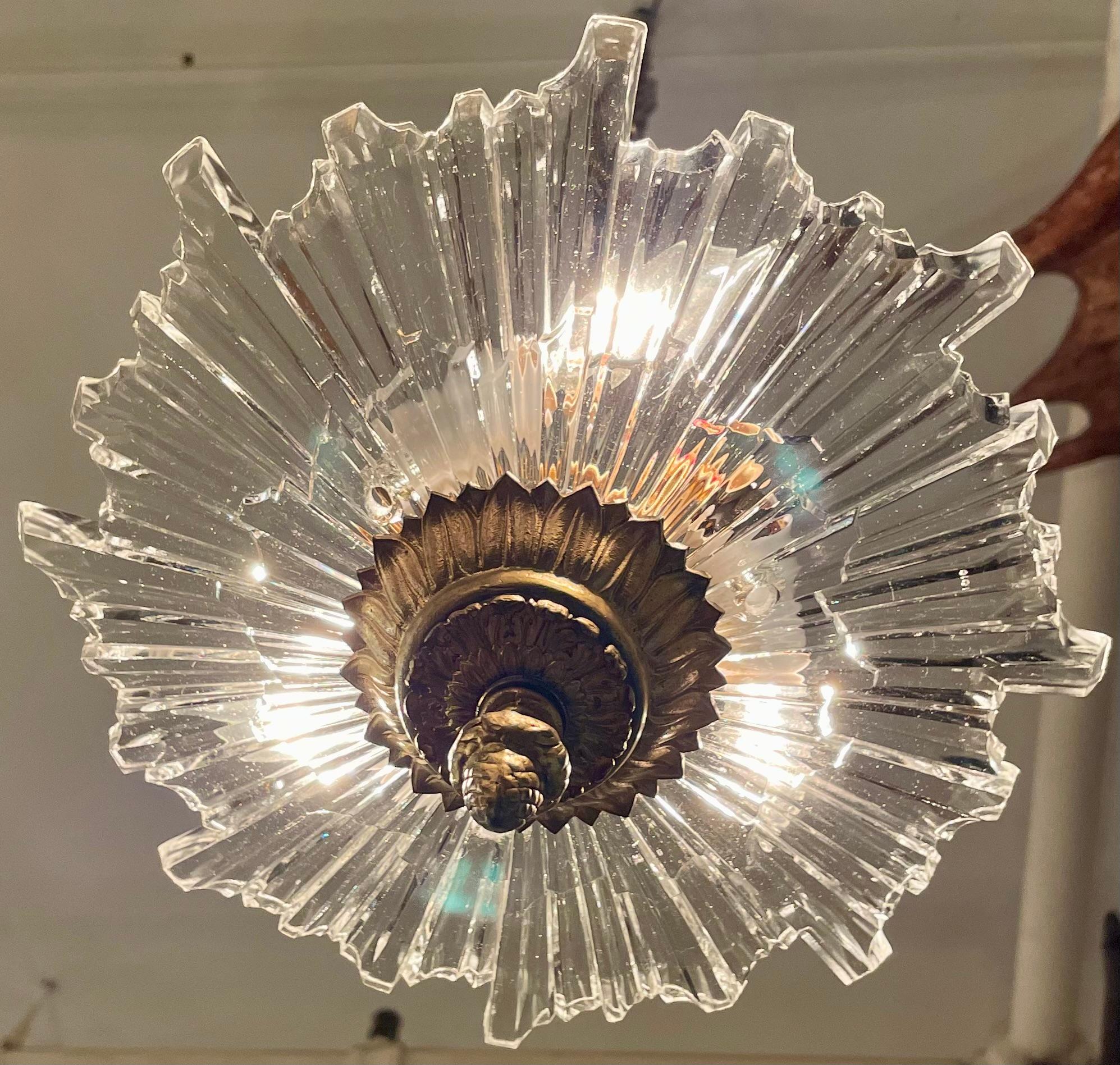 Lámpara de cristal y bronce dorado de estilo Art Decó francés, circa años 40. Francés en venta