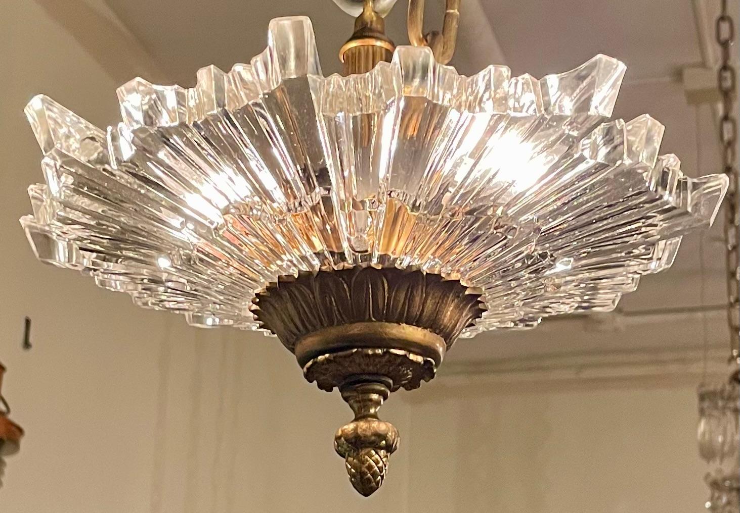 Lámpara de cristal y bronce dorado de estilo Art Decó francés, circa años 40. en Bueno estado para la venta en New Orleans, LA