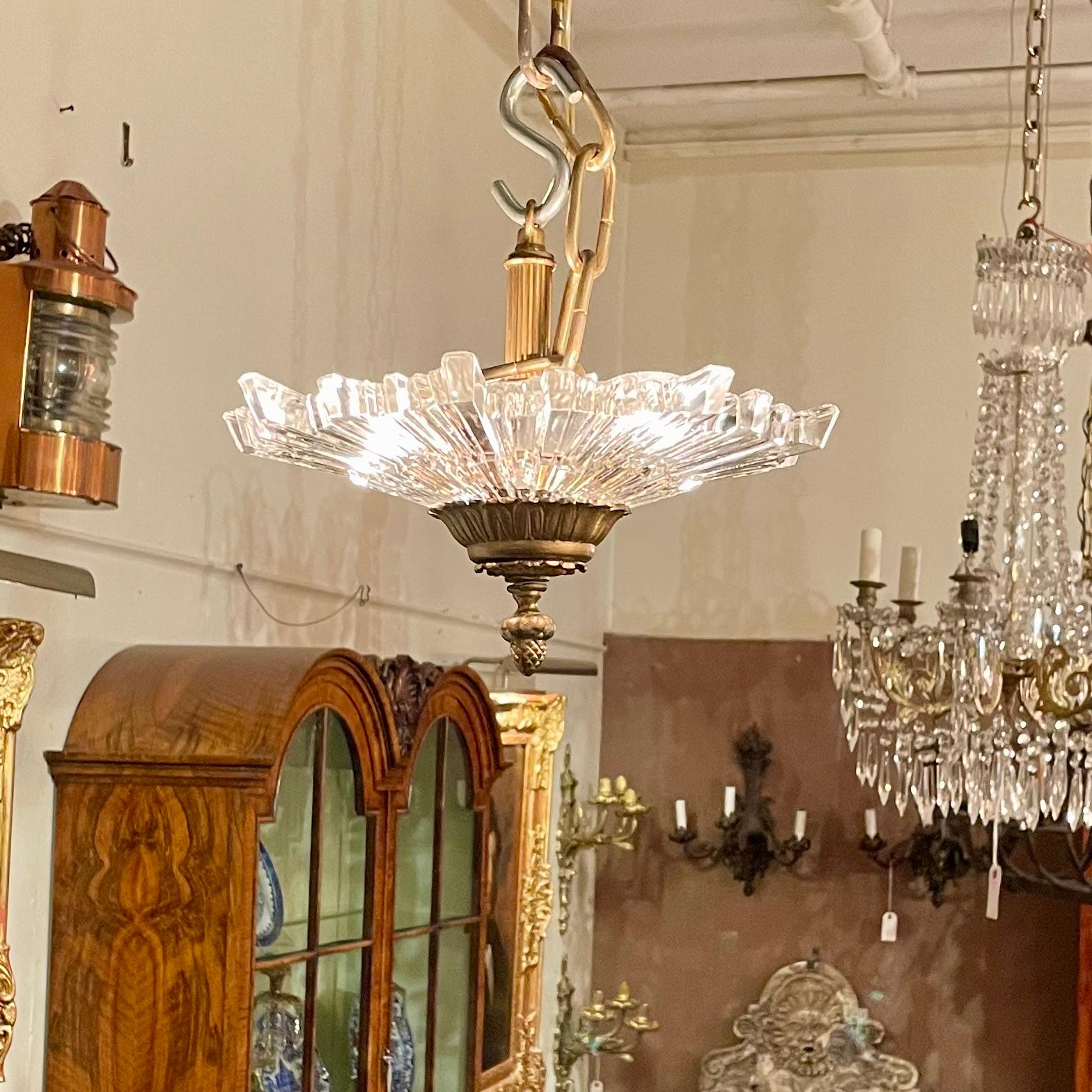 Lámpara de cristal y bronce dorado de estilo Art Decó francés, circa años 40. Cristal en venta