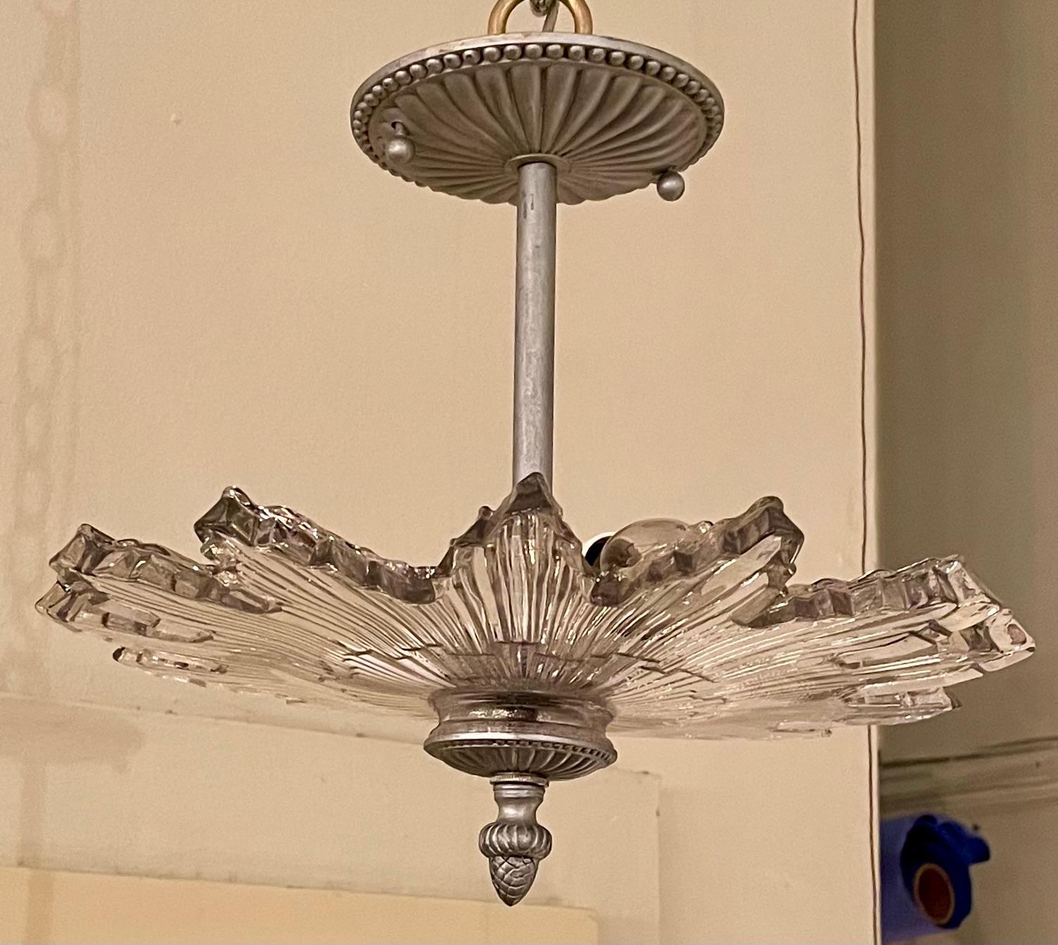 Lámpara de cristal y bronce plateado de estilo Art Déco francés, circa años 40. Art Decó en venta