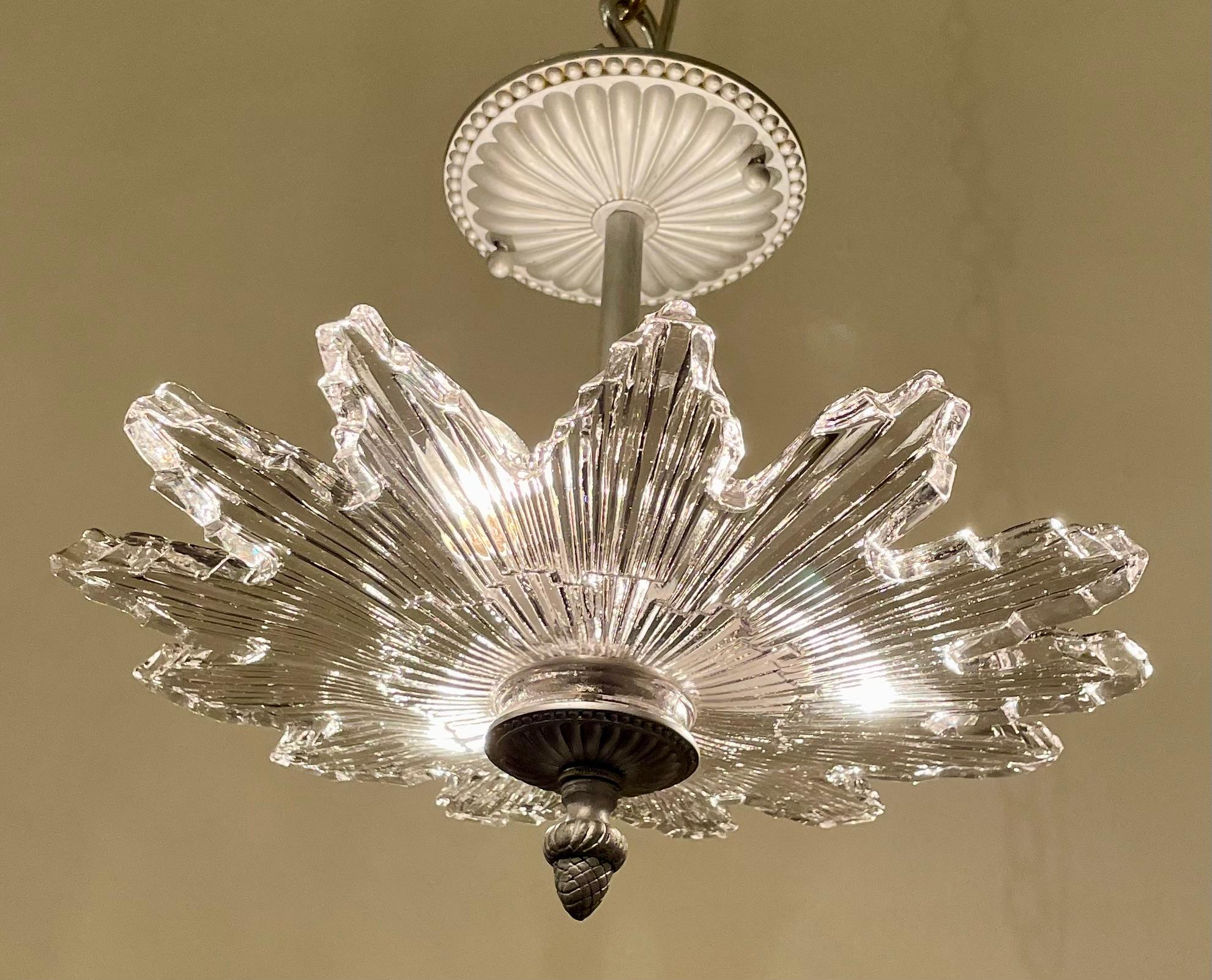 Lámpara de cristal y bronce plateado de estilo Art Déco francés, circa años 40. Plateado en venta