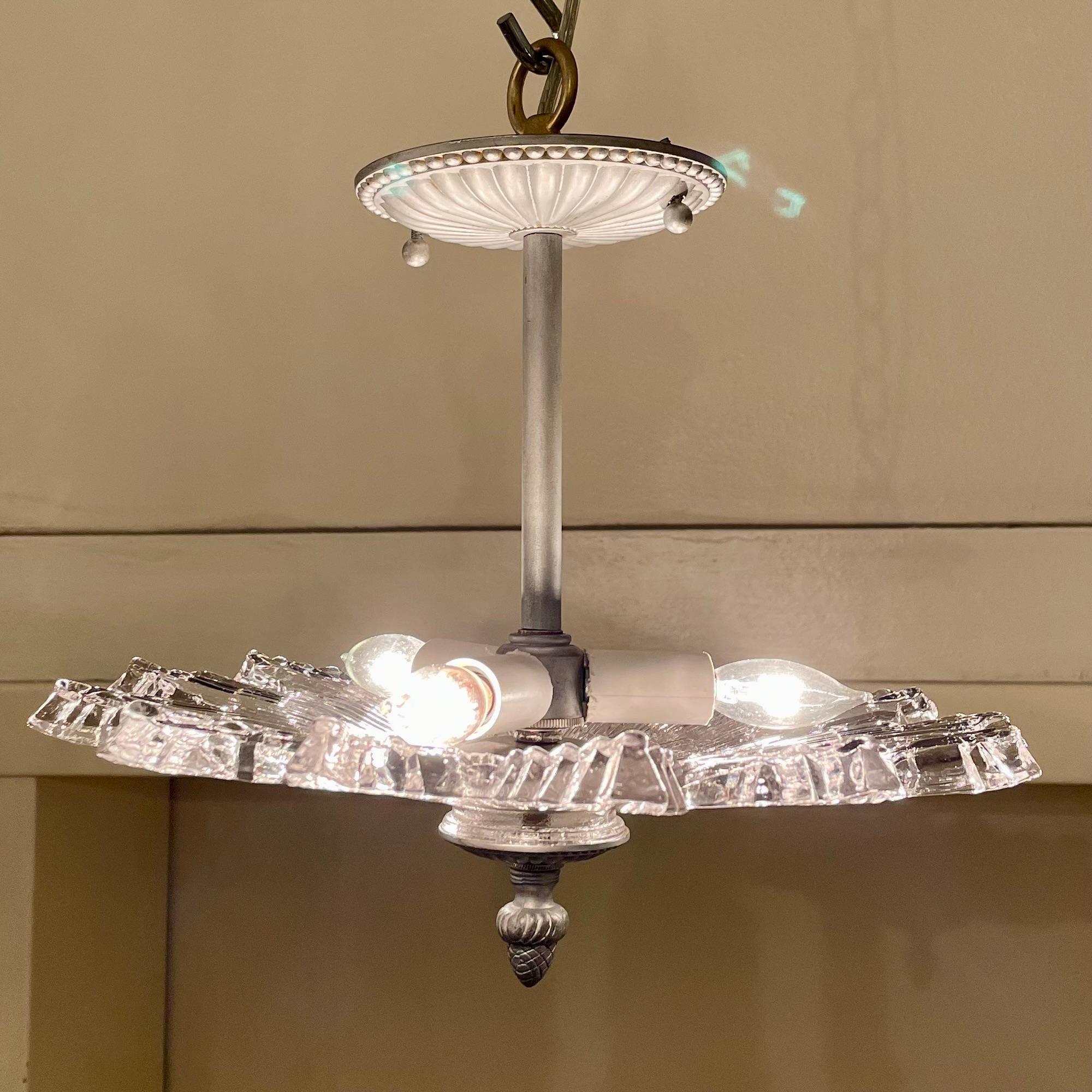 Lámpara de cristal y bronce plateado de estilo Art Déco francés, circa años 40. Cristal en venta