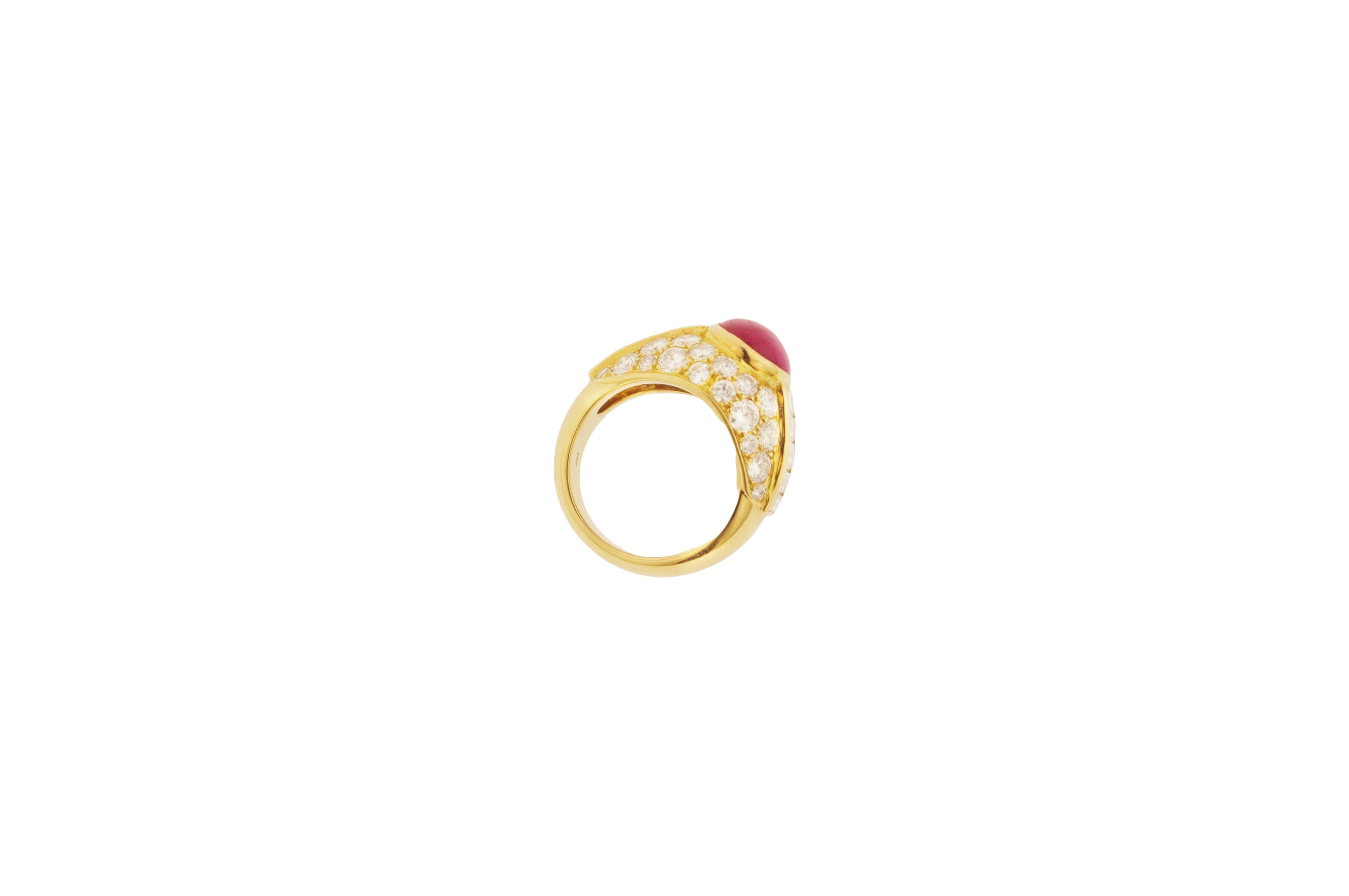 Estate French Cabochon Ruby Diamond and Gold Cocktail Ring In Excellent Condition For Sale In New York, NY