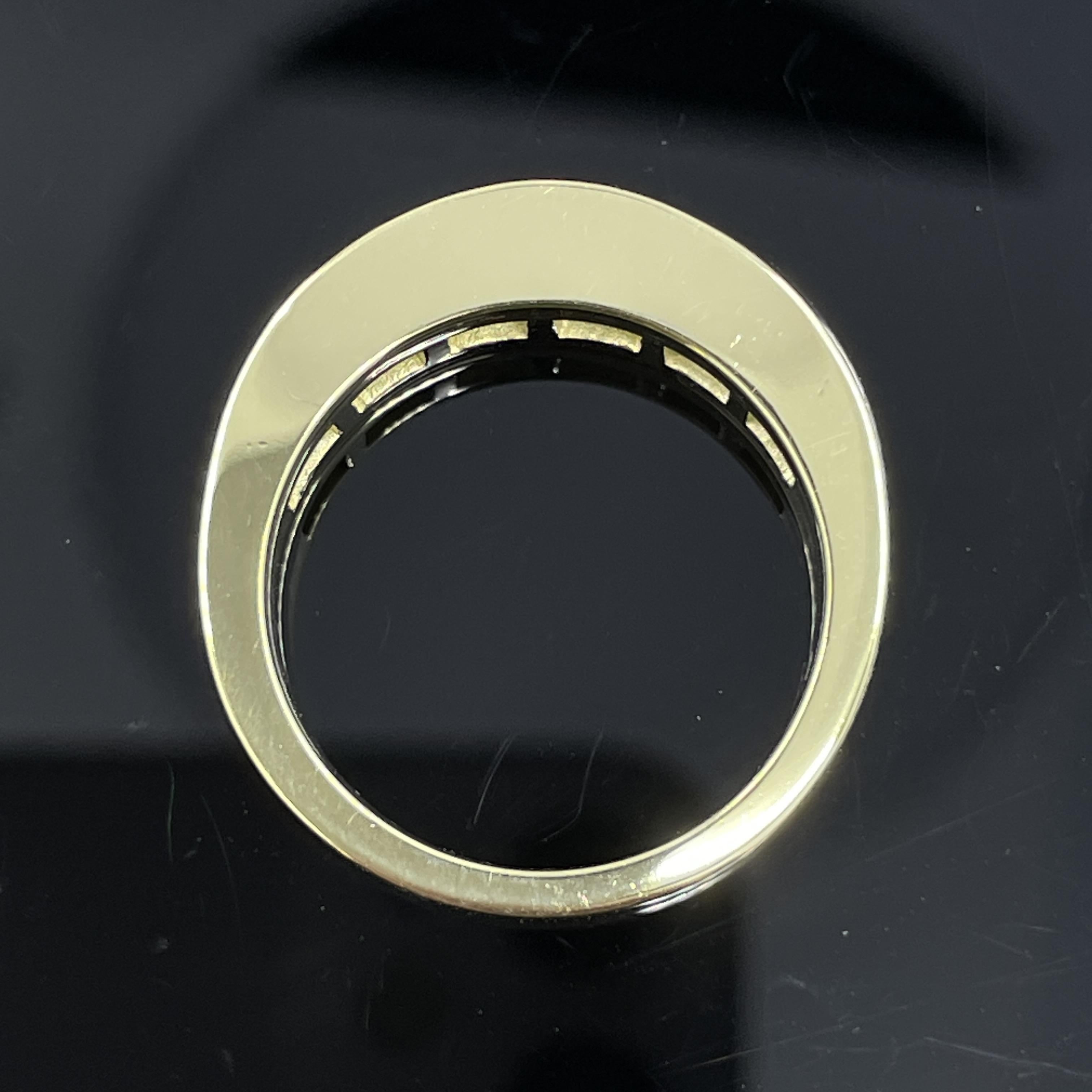 Fascia in oro giallo 18 carati con smeraldo e diamante Baguette di proprietà in vendita 1
