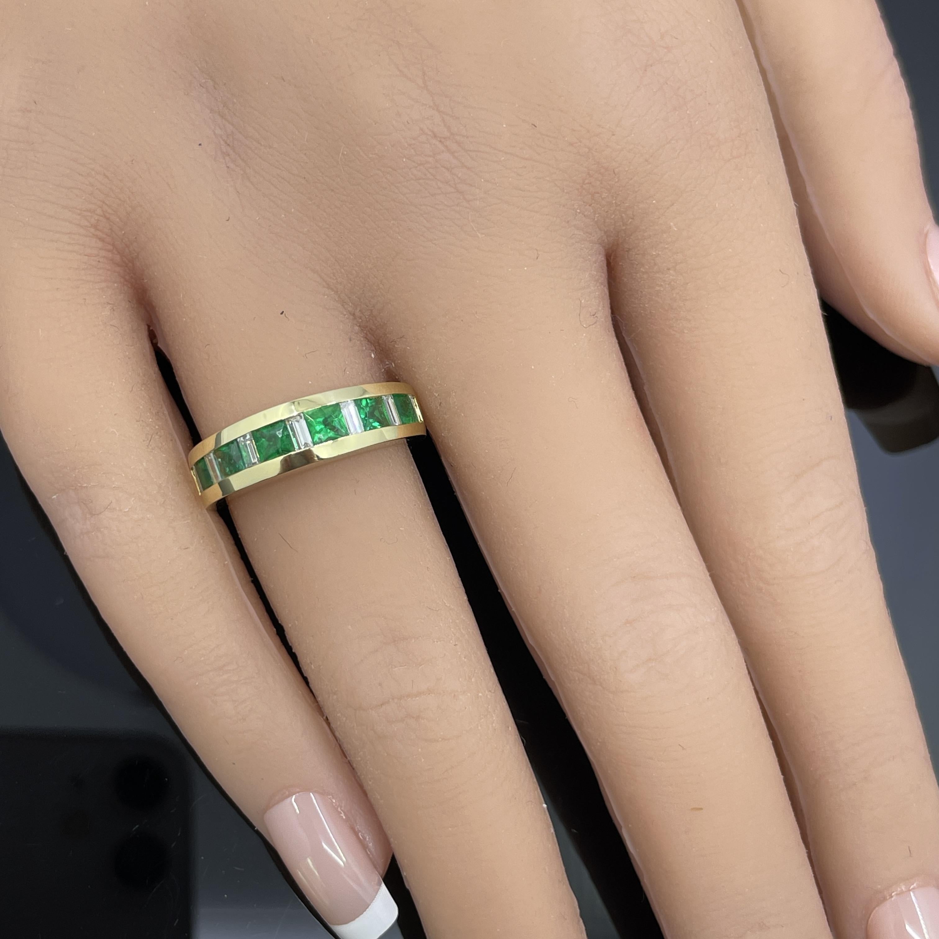 Fascia in oro giallo 18 carati con smeraldo e diamante Baguette di proprietà in vendita 4