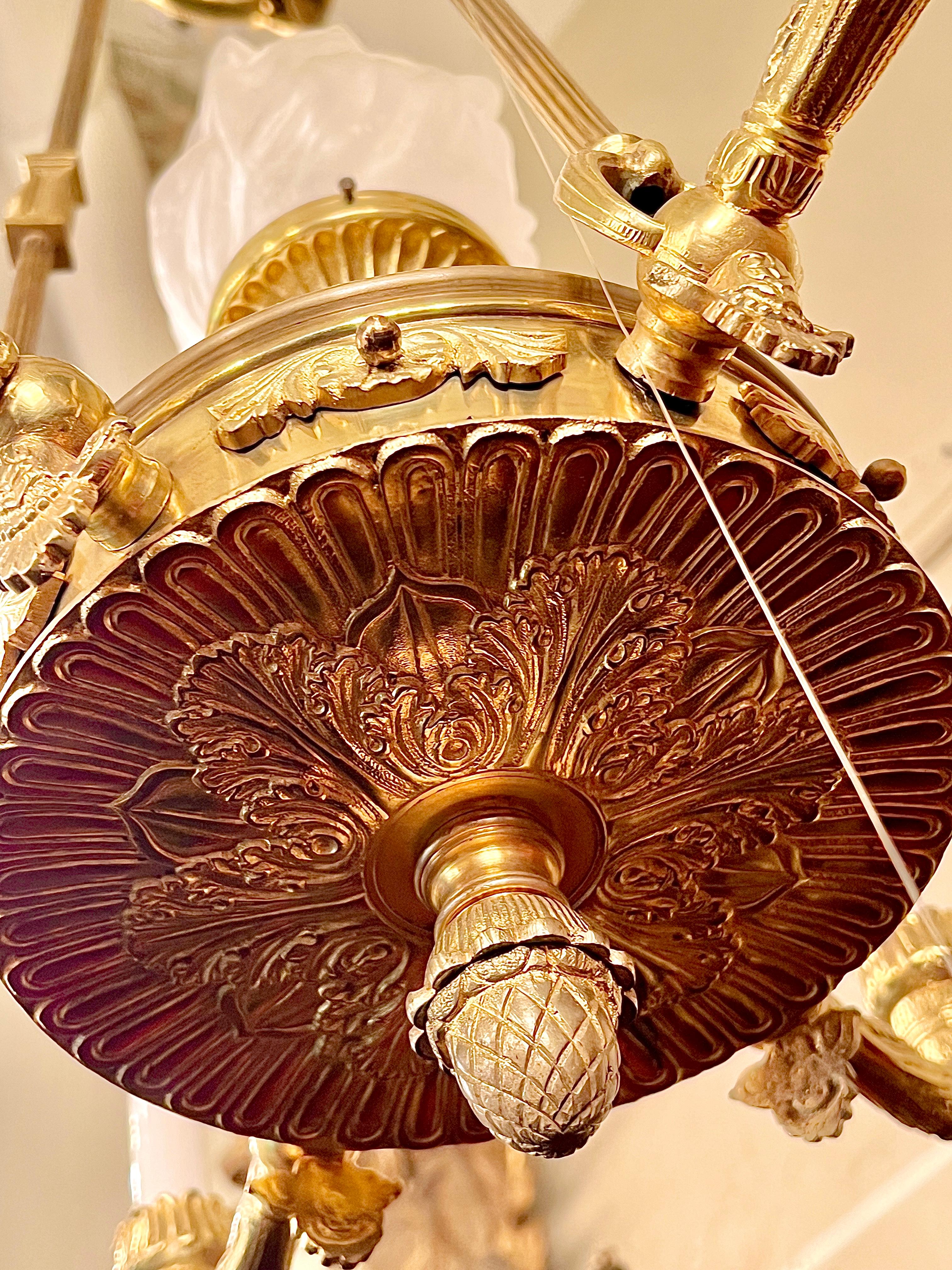Nachlass Französisches Empire Design Gold Bronze 6 Lichter-Kronleuchter, 75 Jahre alt.  im Angebot 1
