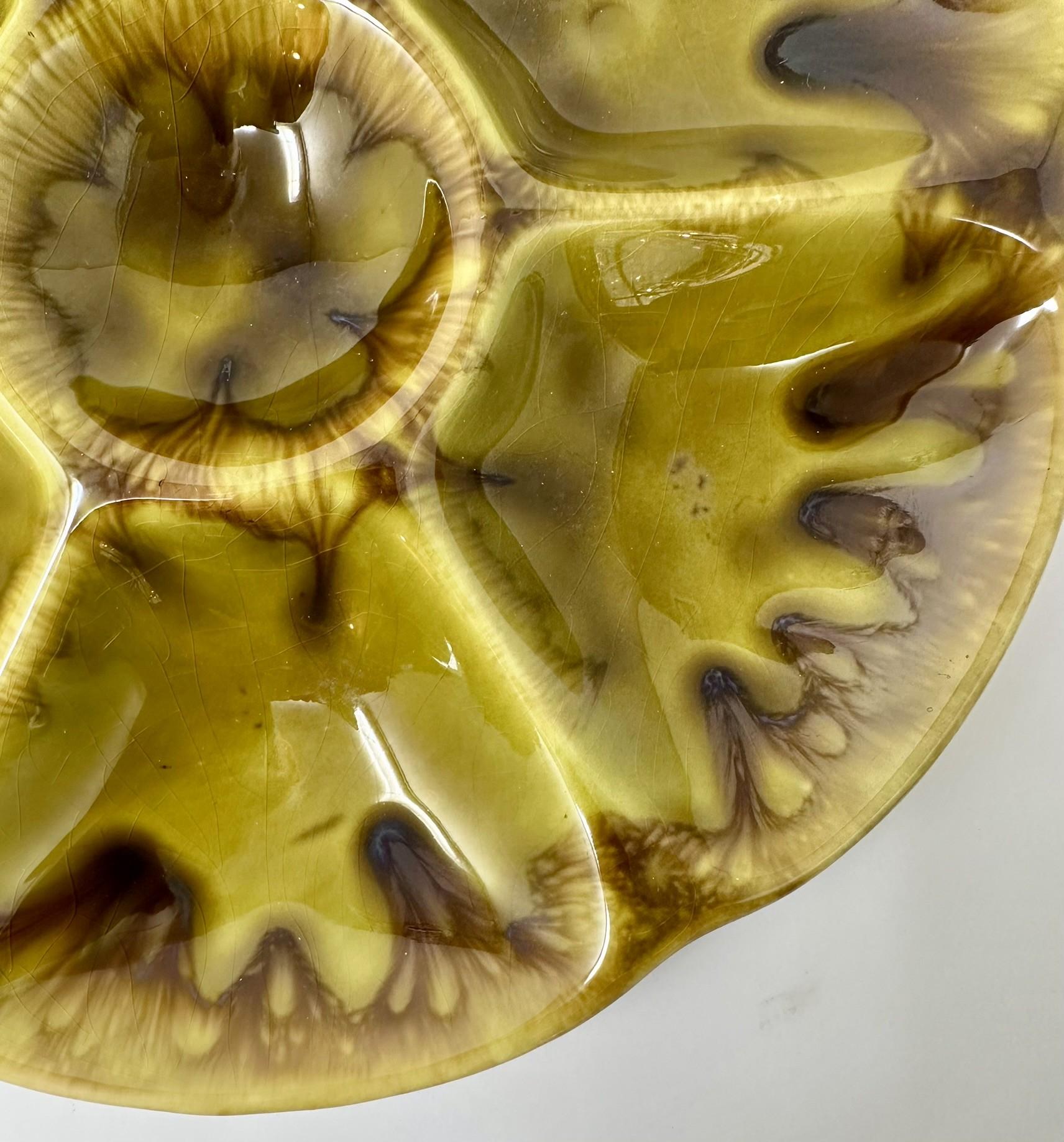 Nachlass Französisch Fayence Gien Co. Austernteller mit moosgrüner und hoher Glasur, um 1960 (20. Jahrhundert) im Angebot