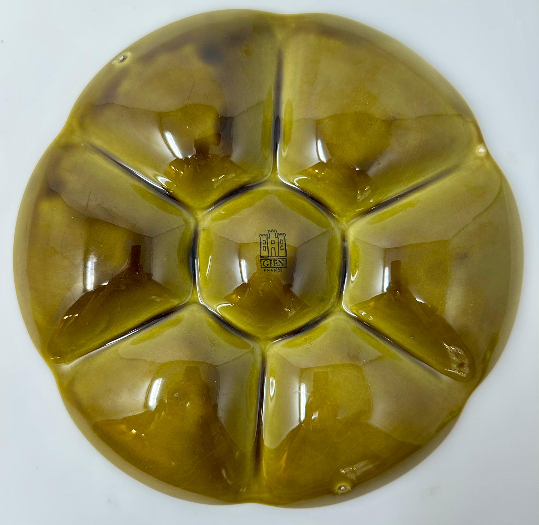 Nachlass Französisch Fayence Gien Co. Austernteller mit moosgrüner und hoher Glasur, um 1960 (Porzellan) im Angebot