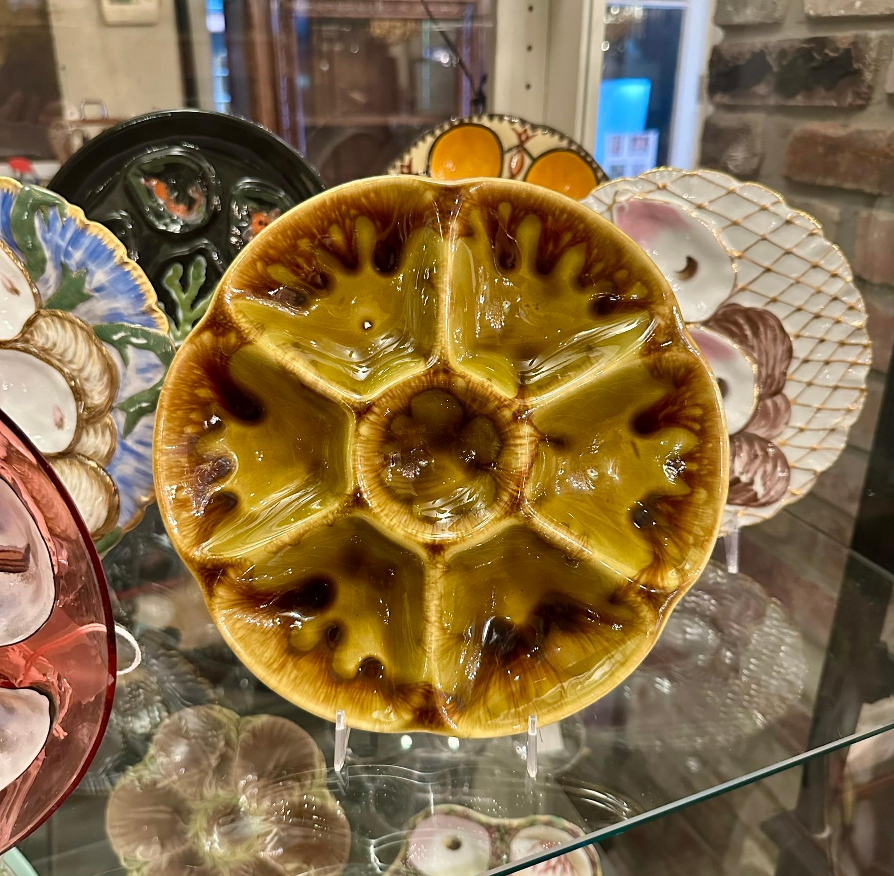 Nachlass Französisch Fayence Gien Co. Austernteller mit moosgrüner und hoher Glasur, um 1960 im Angebot 1