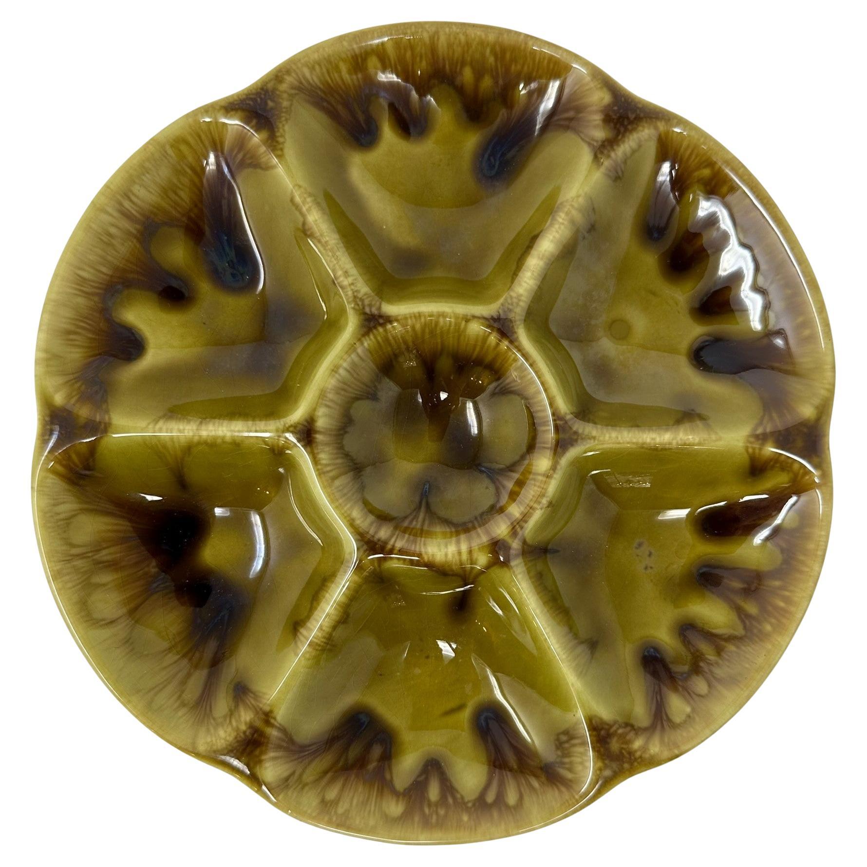 Nachlass Französisch Fayence Gien Co. Austernteller mit moosgrüner und hoher Glasur, um 1960 im Angebot