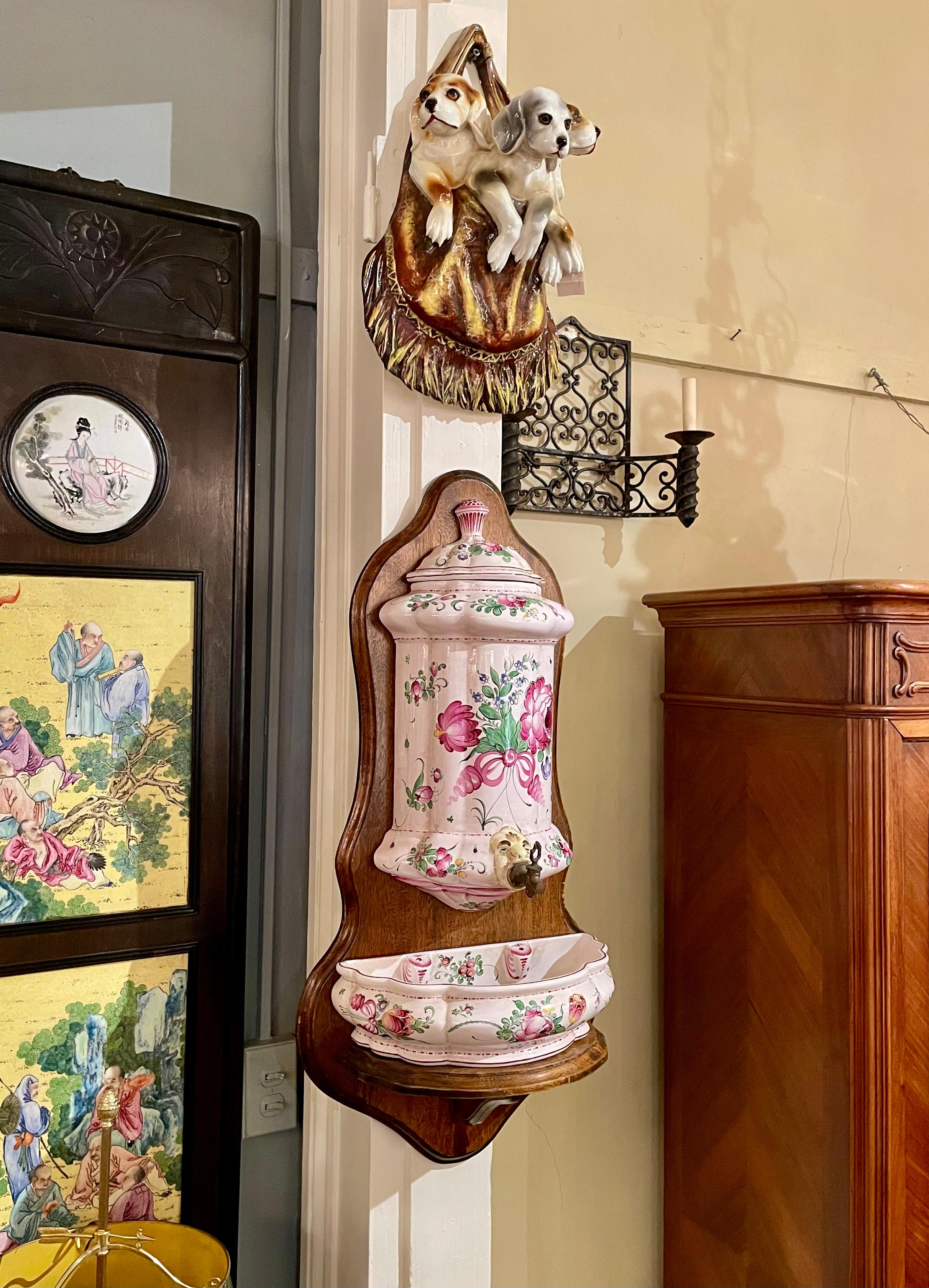 Lavabo en porcelaine de faïence française peint à la main sur panneau de bois en vente 4