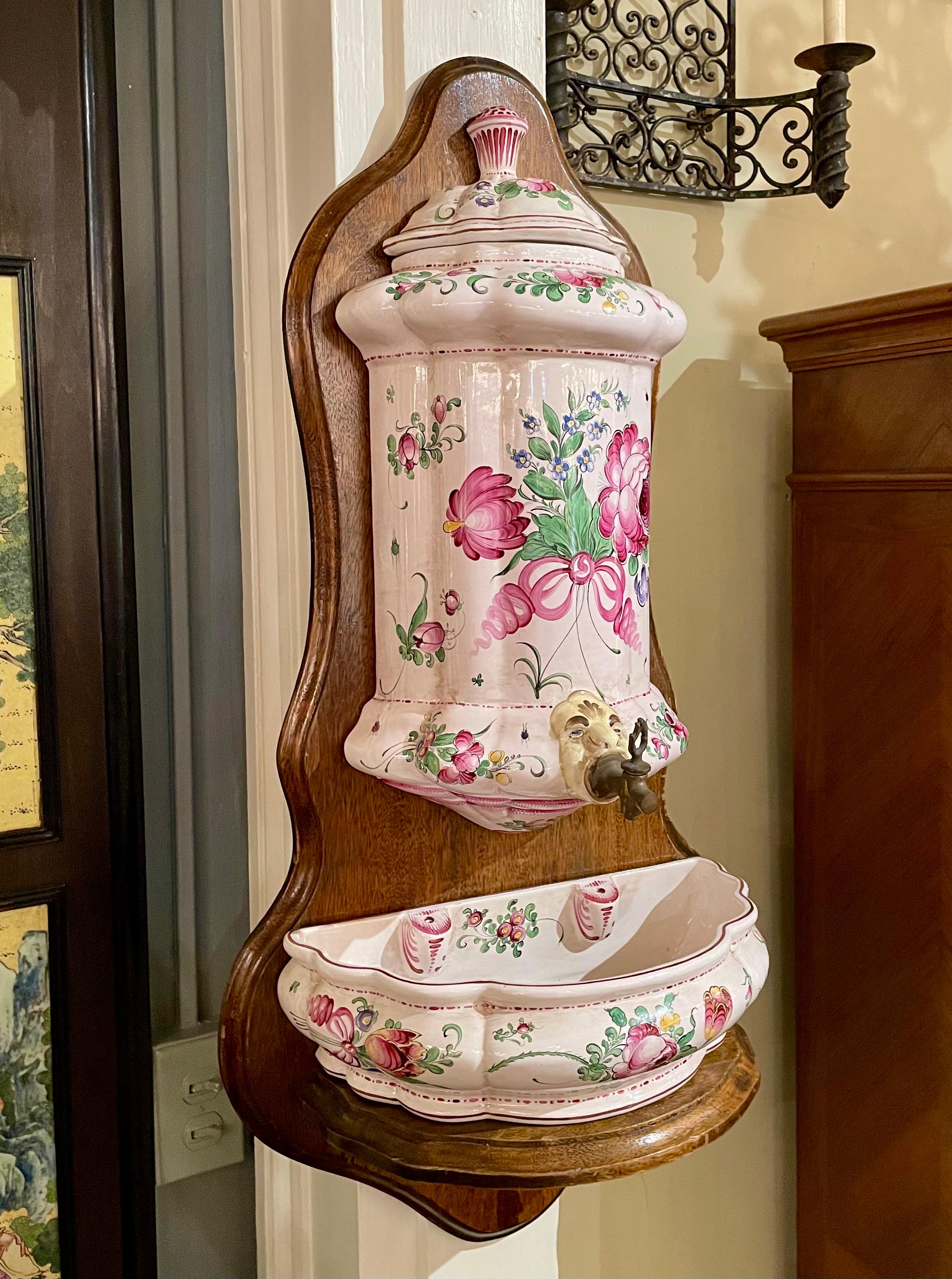 Lavabo en porcelaine de faïence française peint à la main sur panneau de bois en vente 5