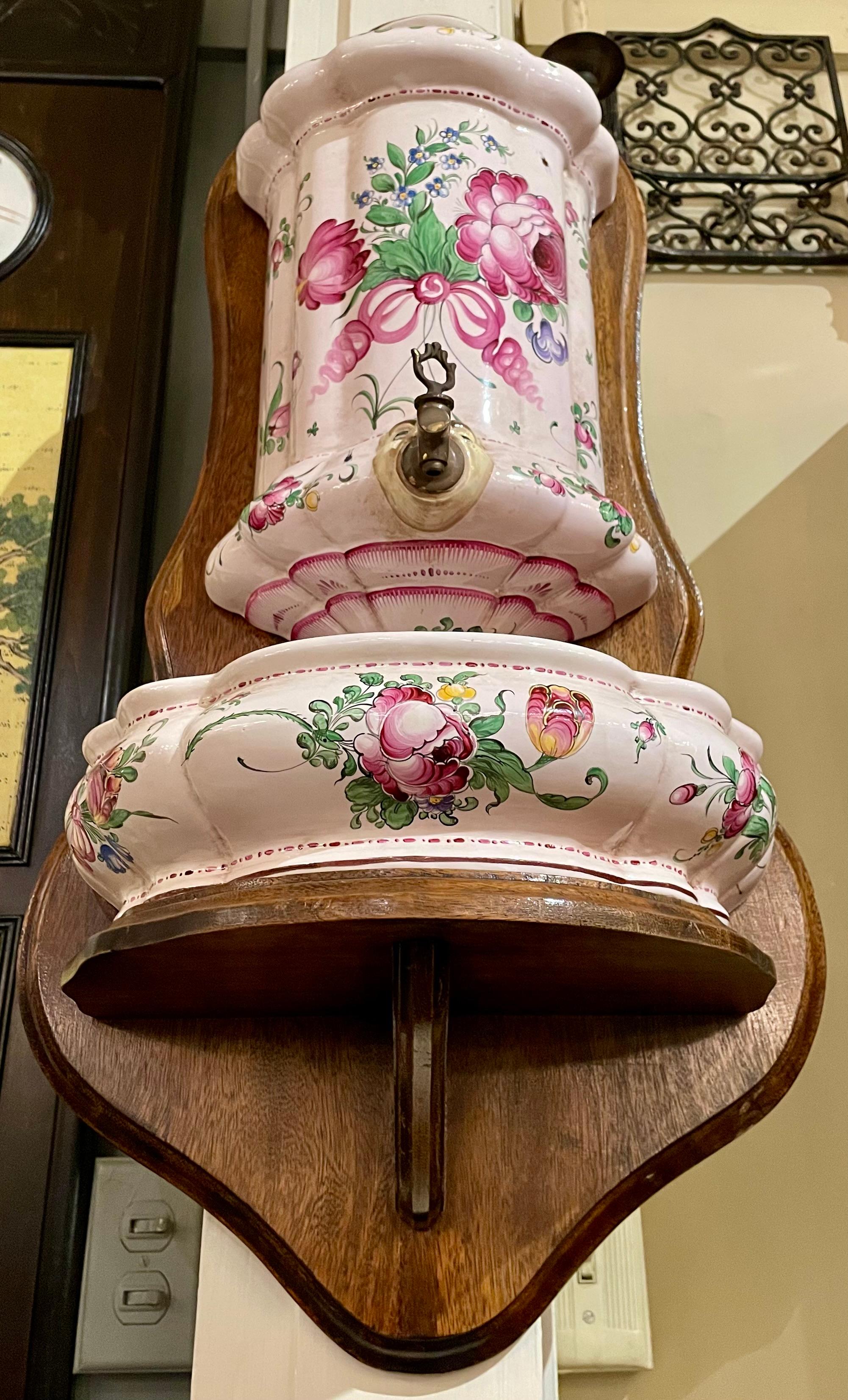 Lavabo en porcelaine de faïence peinte à la main sur panneau de bois.