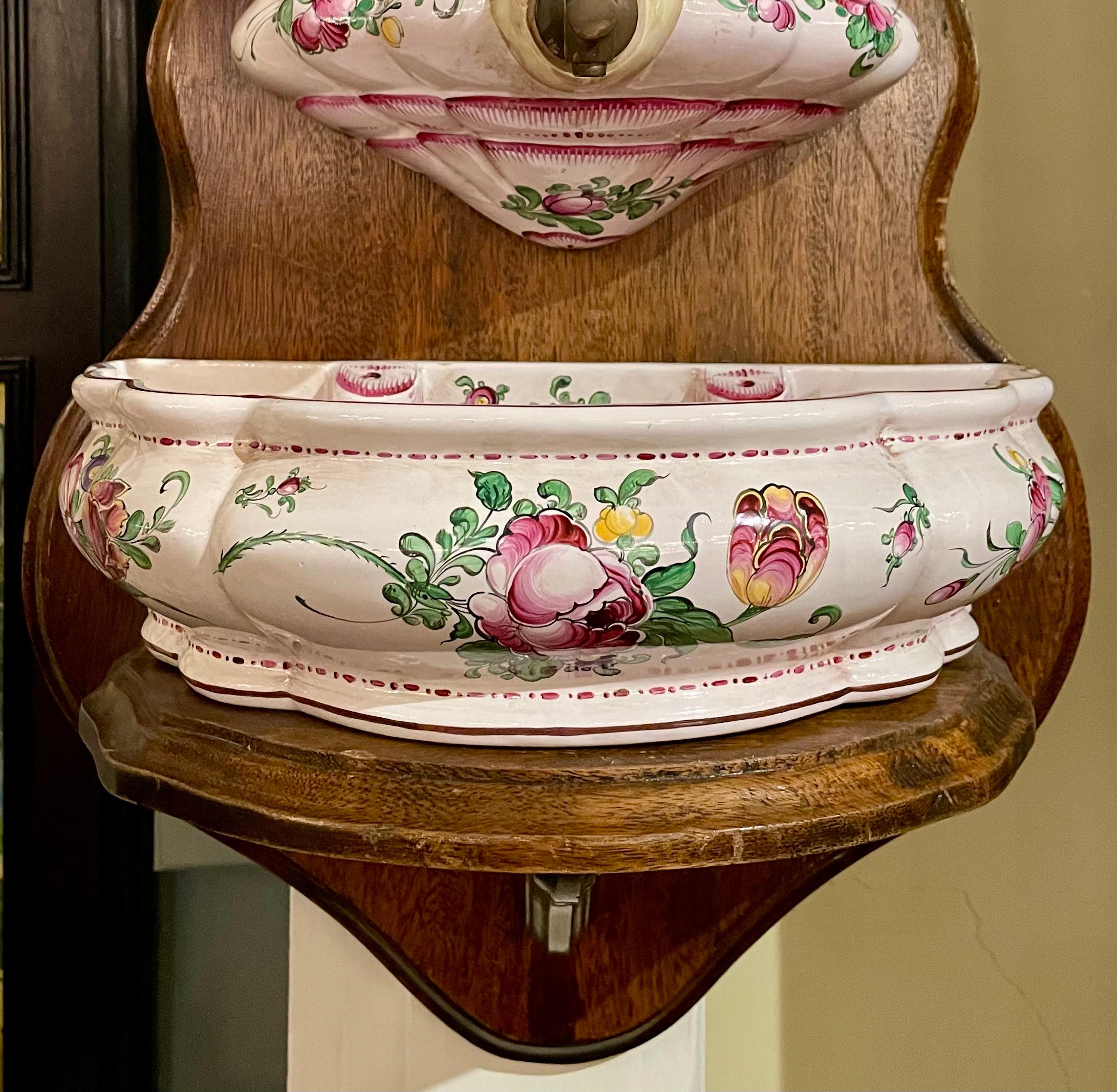 Français Lavabo en porcelaine de faïence française peint à la main sur panneau de bois en vente