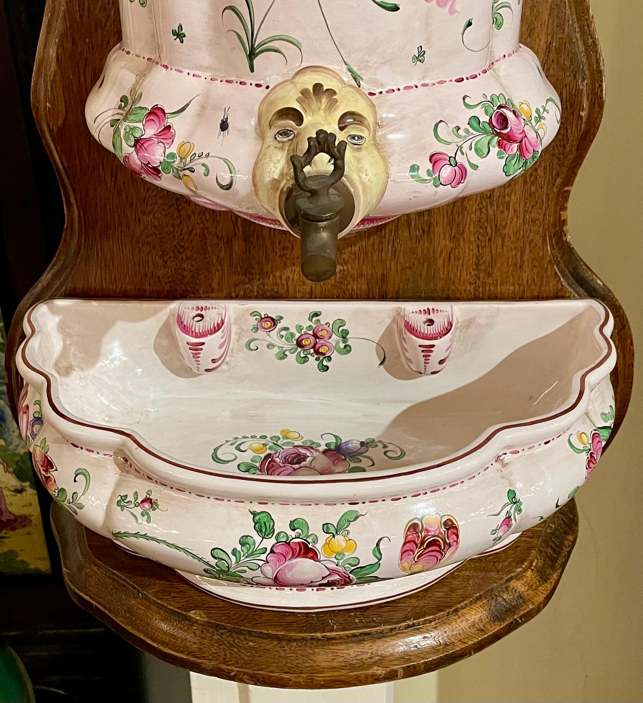 Lavabo en porcelaine de faïence française peint à la main sur panneau de bois Bon état - En vente à New Orleans, LA