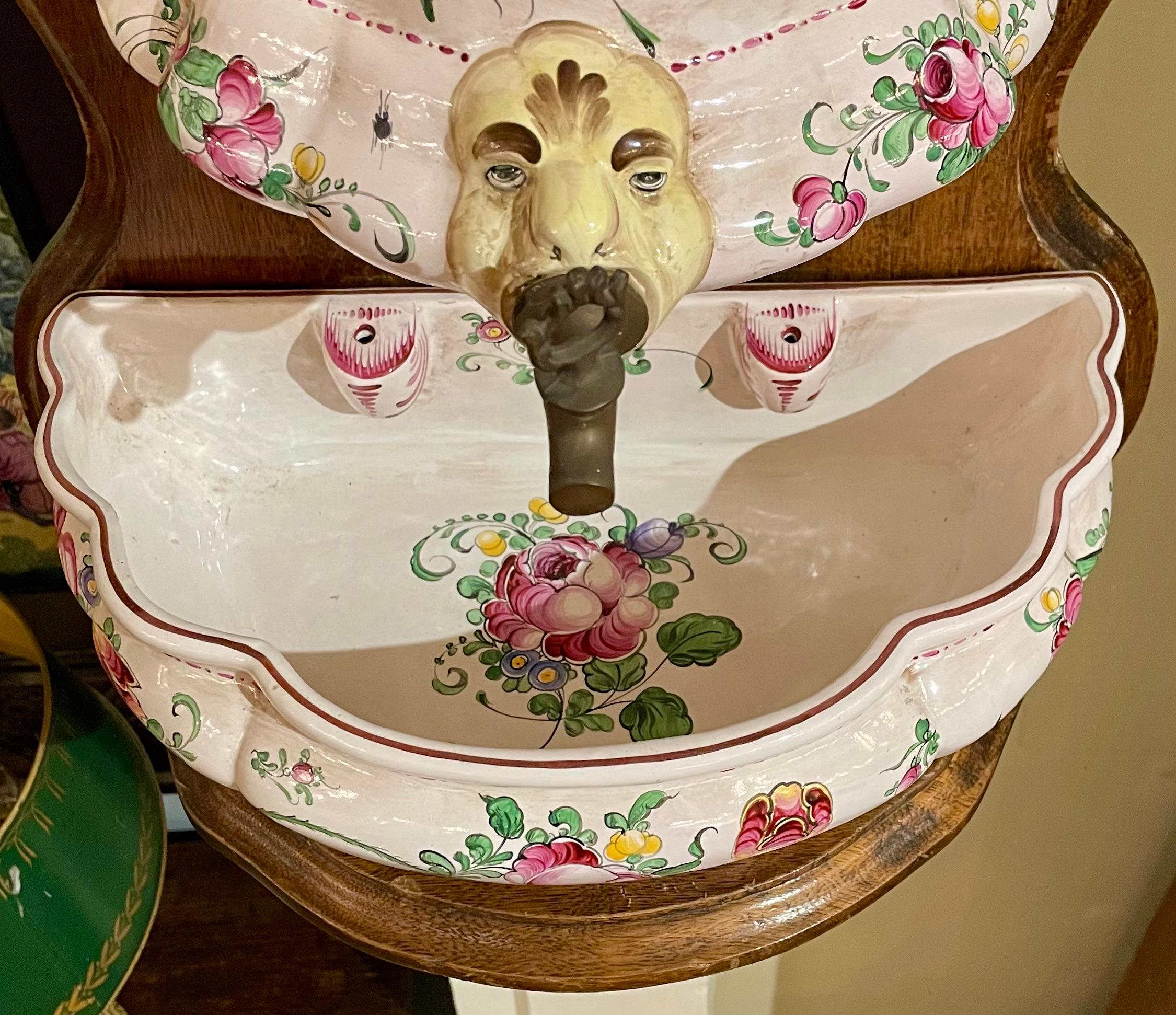 20ième siècle Lavabo en porcelaine de faïence française peint à la main sur panneau de bois en vente