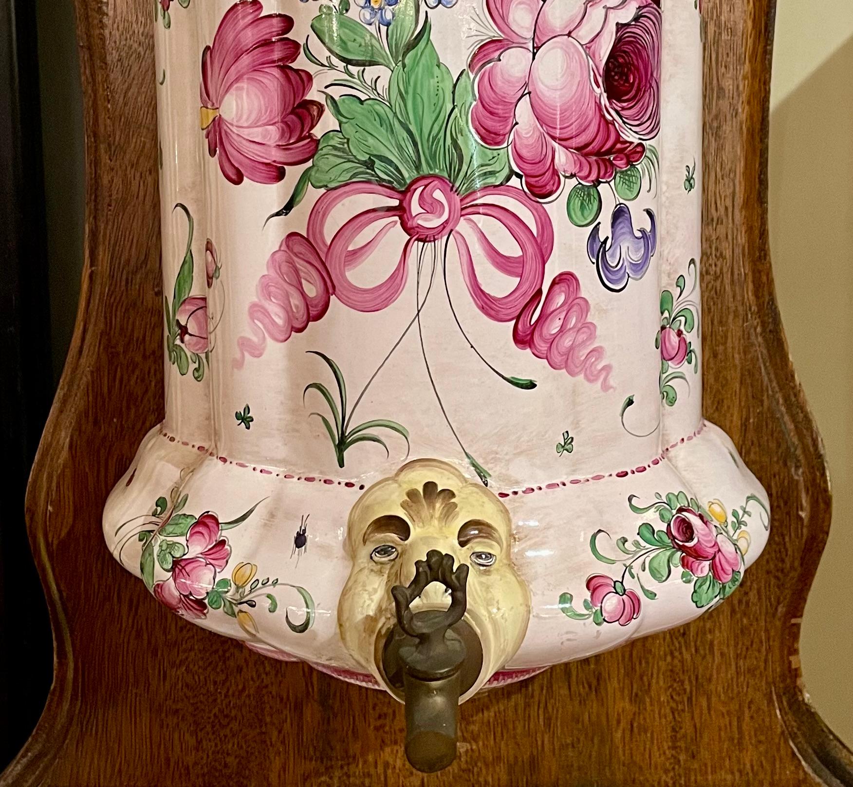 Porcelaine Lavabo en porcelaine de faïence française peint à la main sur panneau de bois en vente