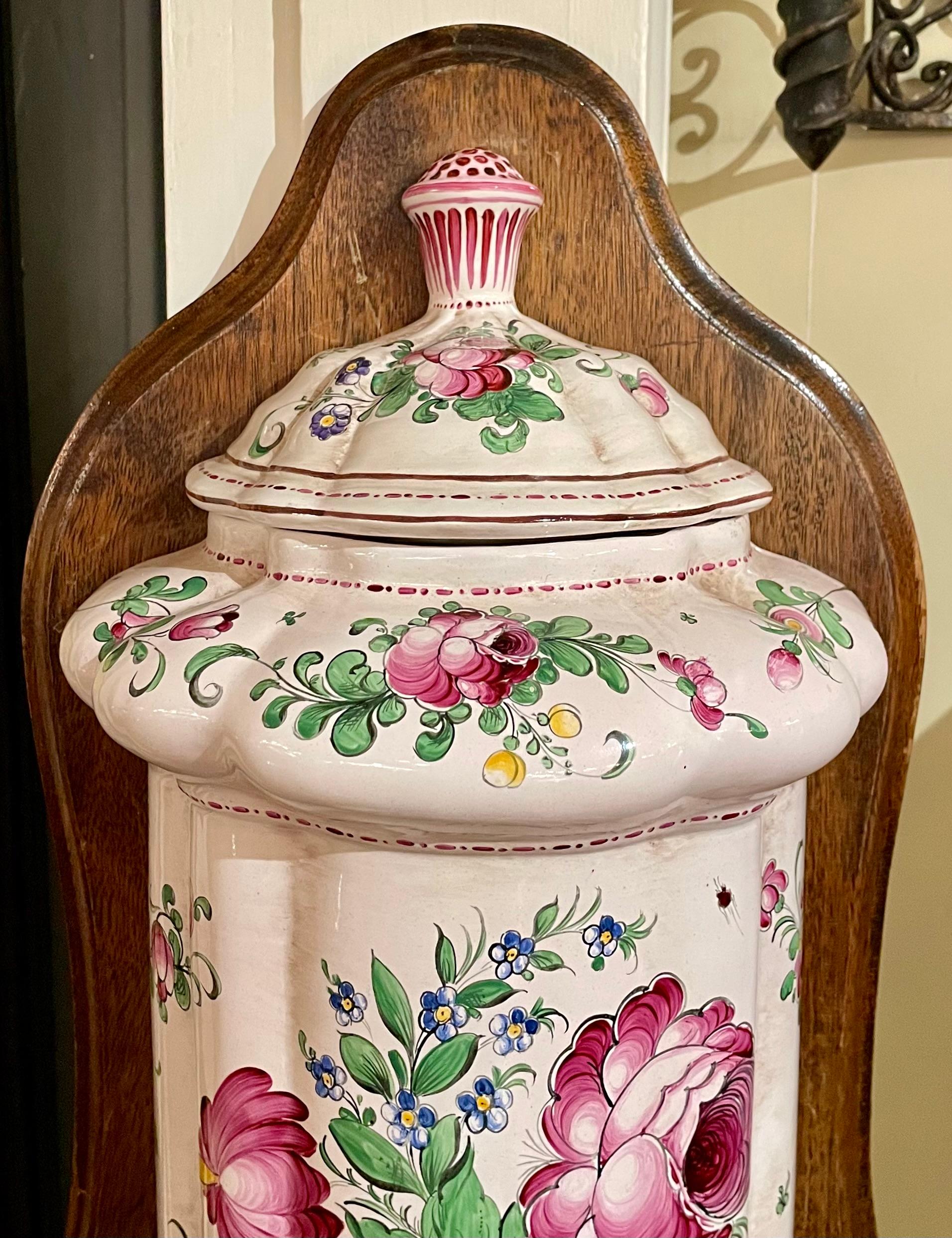 Lavabo en porcelaine de faïence française peint à la main sur panneau de bois en vente 1