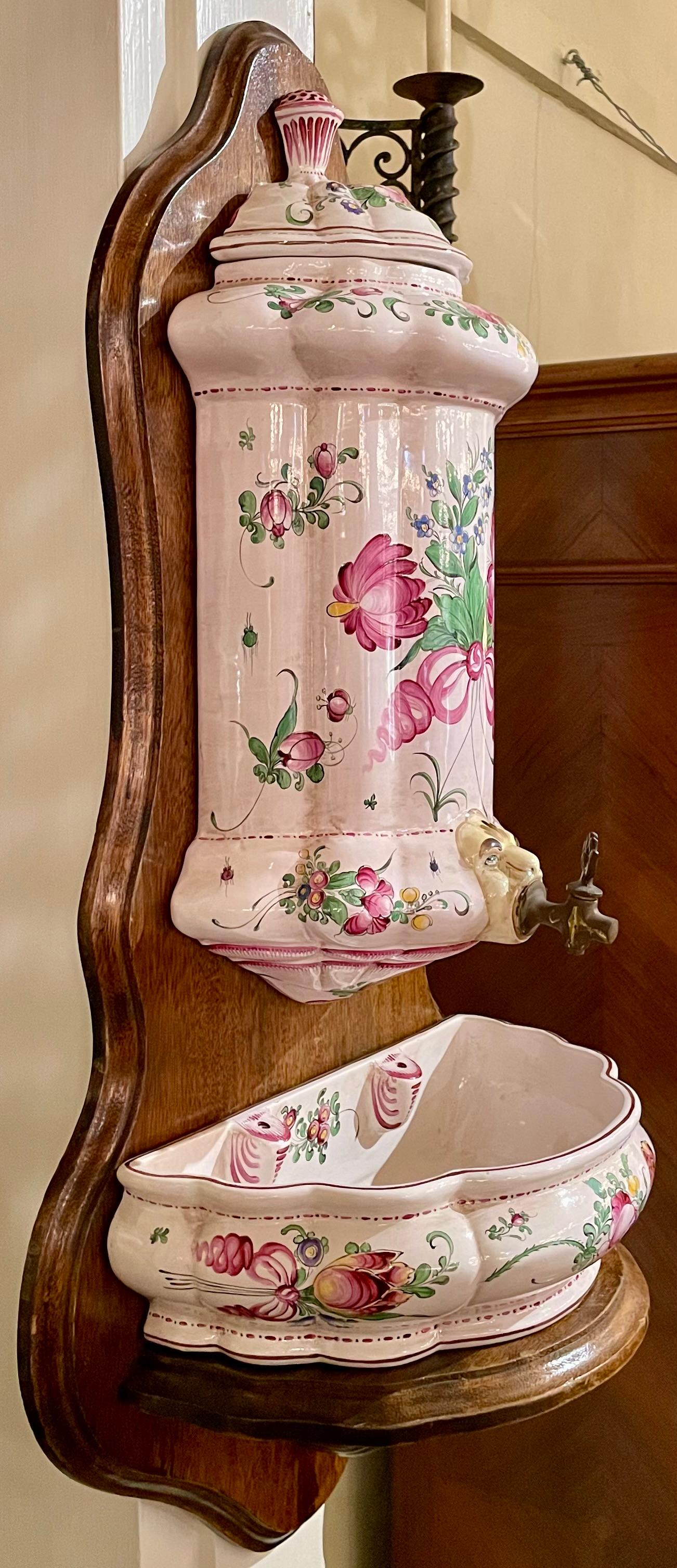 Lavabo en porcelaine de faïence française peint à la main sur panneau de bois en vente 2