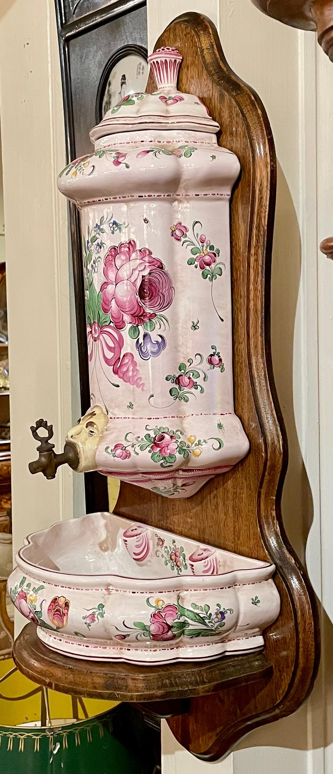 Lavabo en porcelaine de faïence française peint à la main sur panneau de bois en vente 3