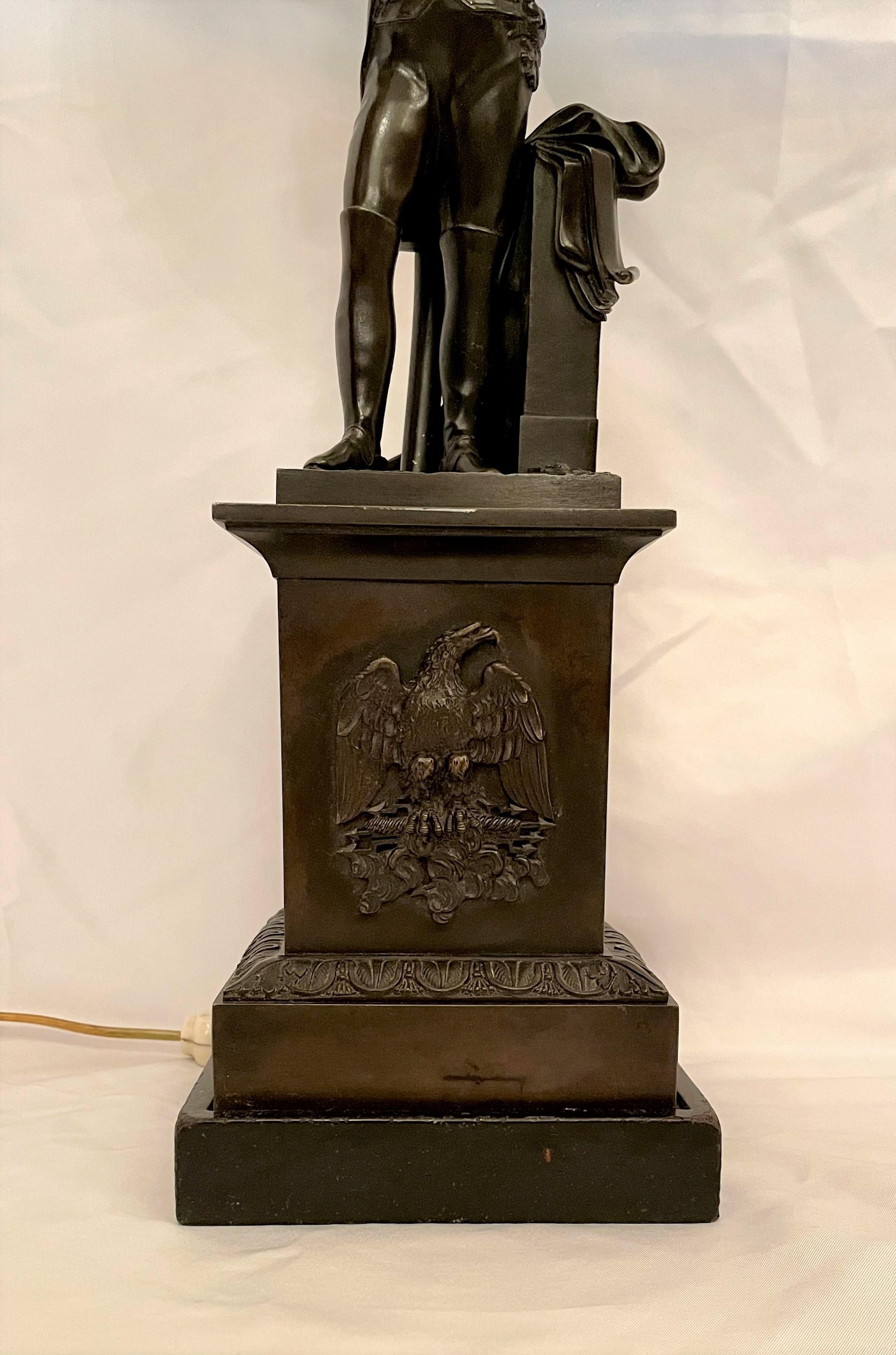 Estate French lamp with classical Napoleon Bonaparte Statue in Military Stance. Spelter-made.

Measures: 27