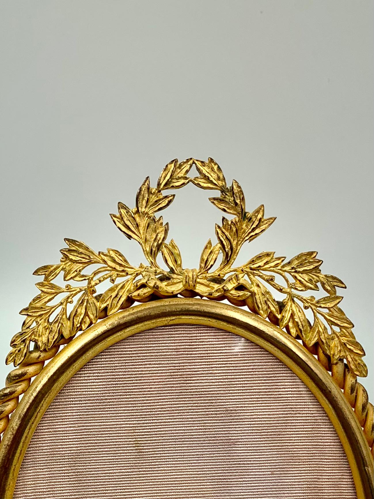 Français Cadre ovale en bronze dor de style Louis XVI, proprit franaise en vente