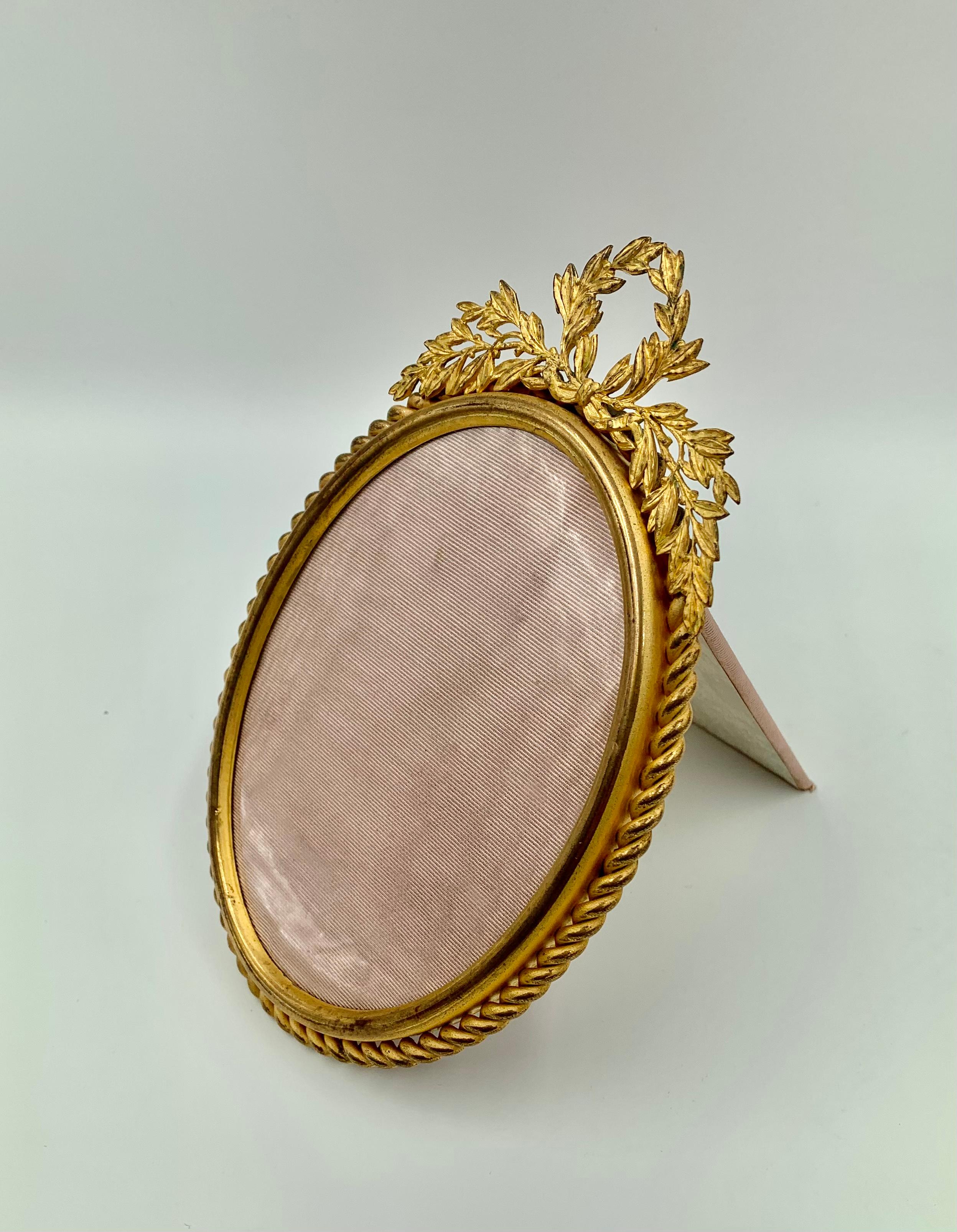Doré Cadre ovale en bronze dor de style Louis XVI, proprit franaise en vente