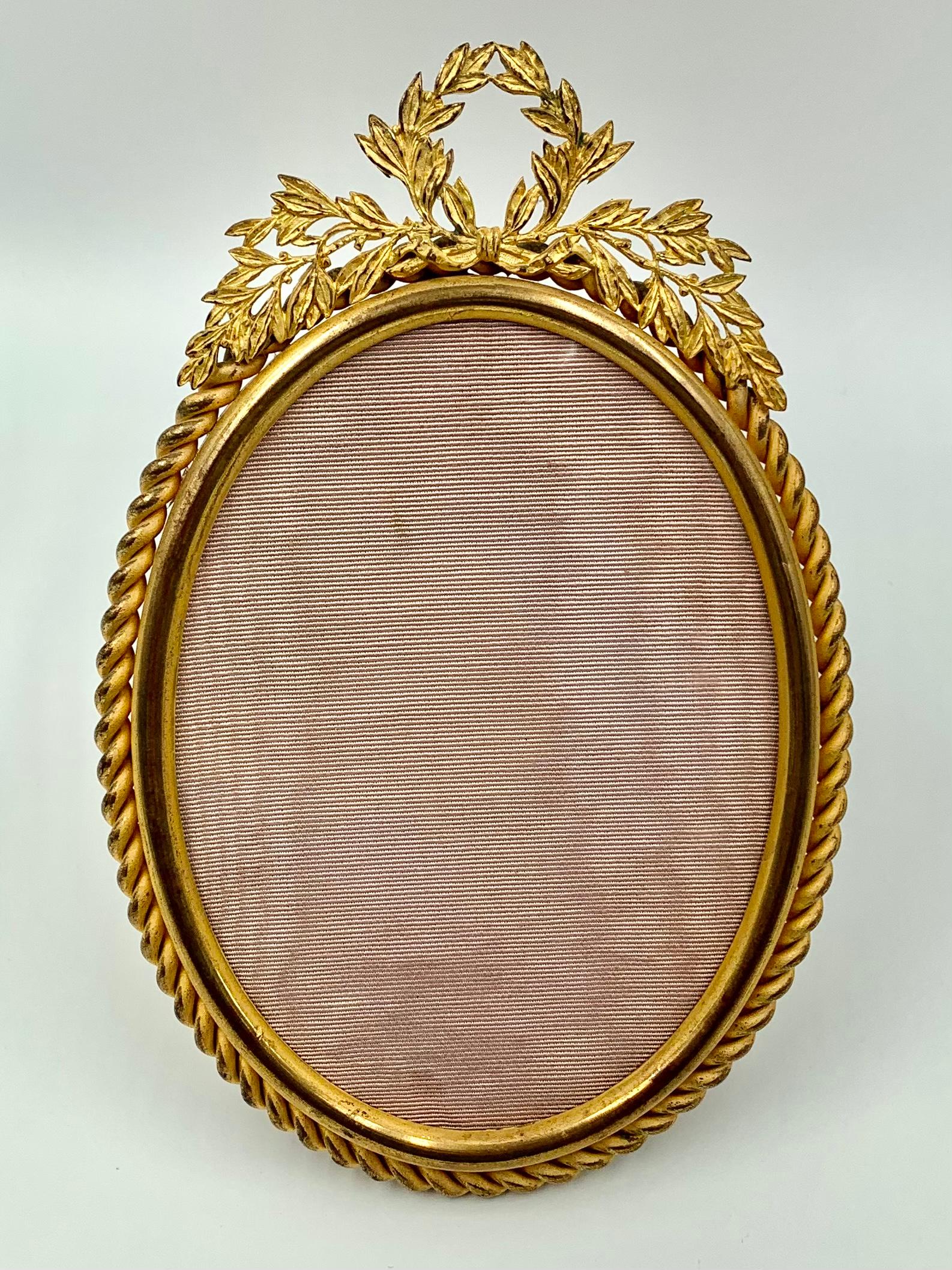 Estate French Louis XVI Style Gilt Bronze Oval Picture Frame In Good Condition For Sale In New York, NY