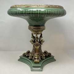Centre de table néoclassique en porcelaine de Sage montée en bronze doré.