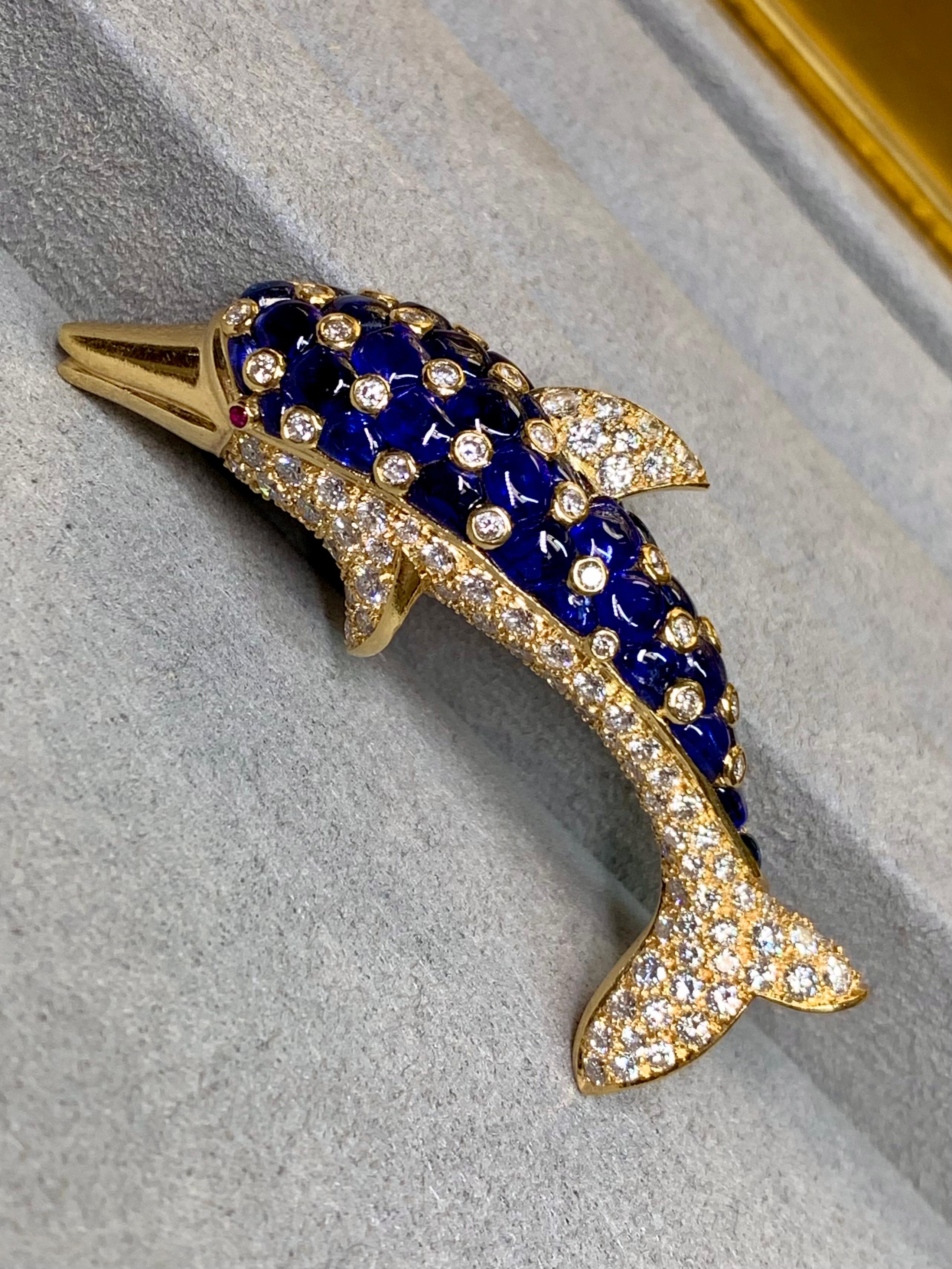 
Eine auffällige und wunderschön gearbeitete französische Brosche des bekannten Juweliers Pierre Brun, der für seine Arbeit mit den großen Maisons wie Cartier bekannt ist. Dieses außergewöhnliche Schmuckstück in Form eines skulpturalen Delphins ist