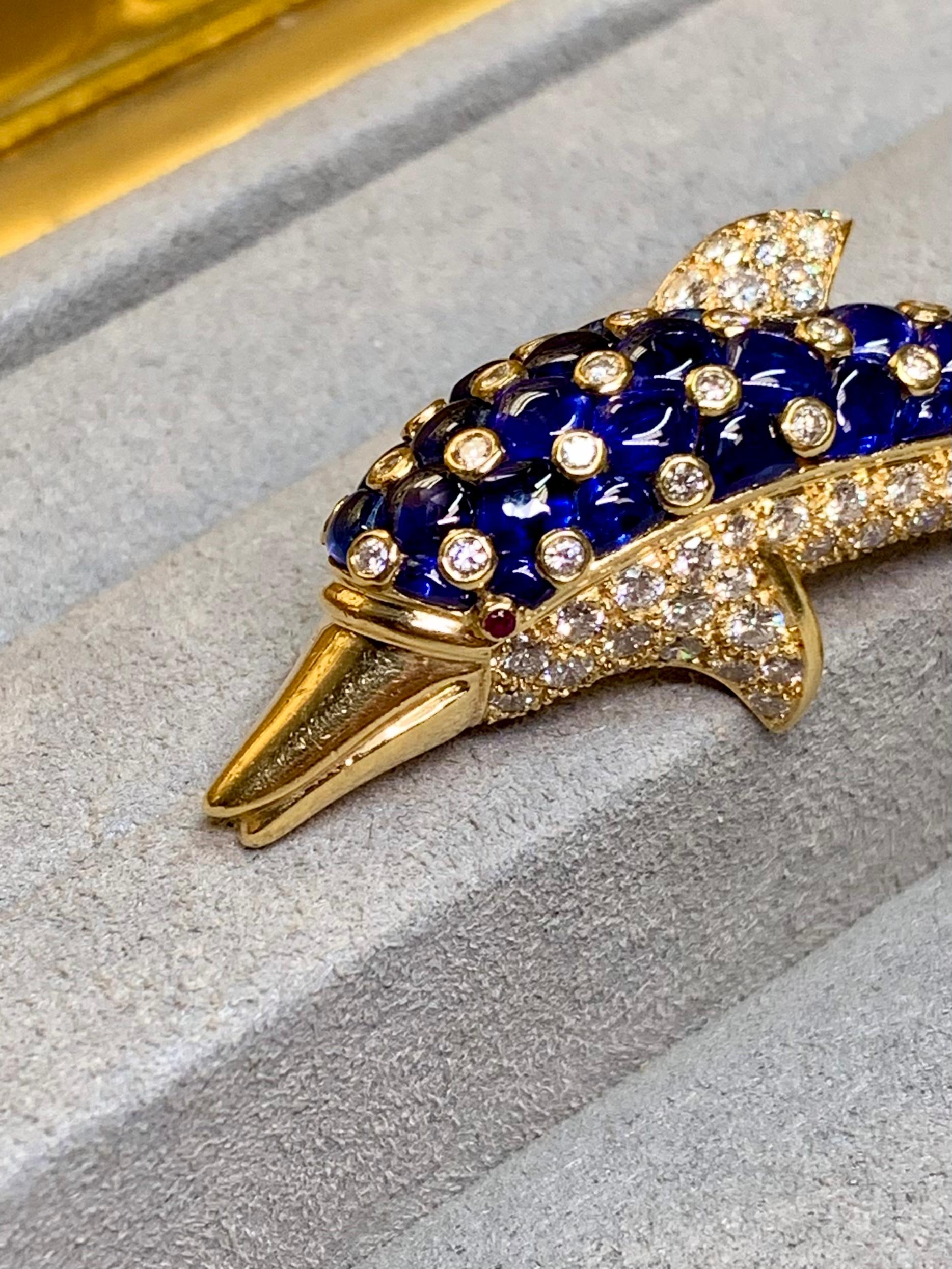 Estate Französisch Pierre Brun 18K Buff Top Saphir Diamant Rubin Delphin Brosche 8ctw im Zustand „Gut“ im Angebot in Winter Springs, FL
