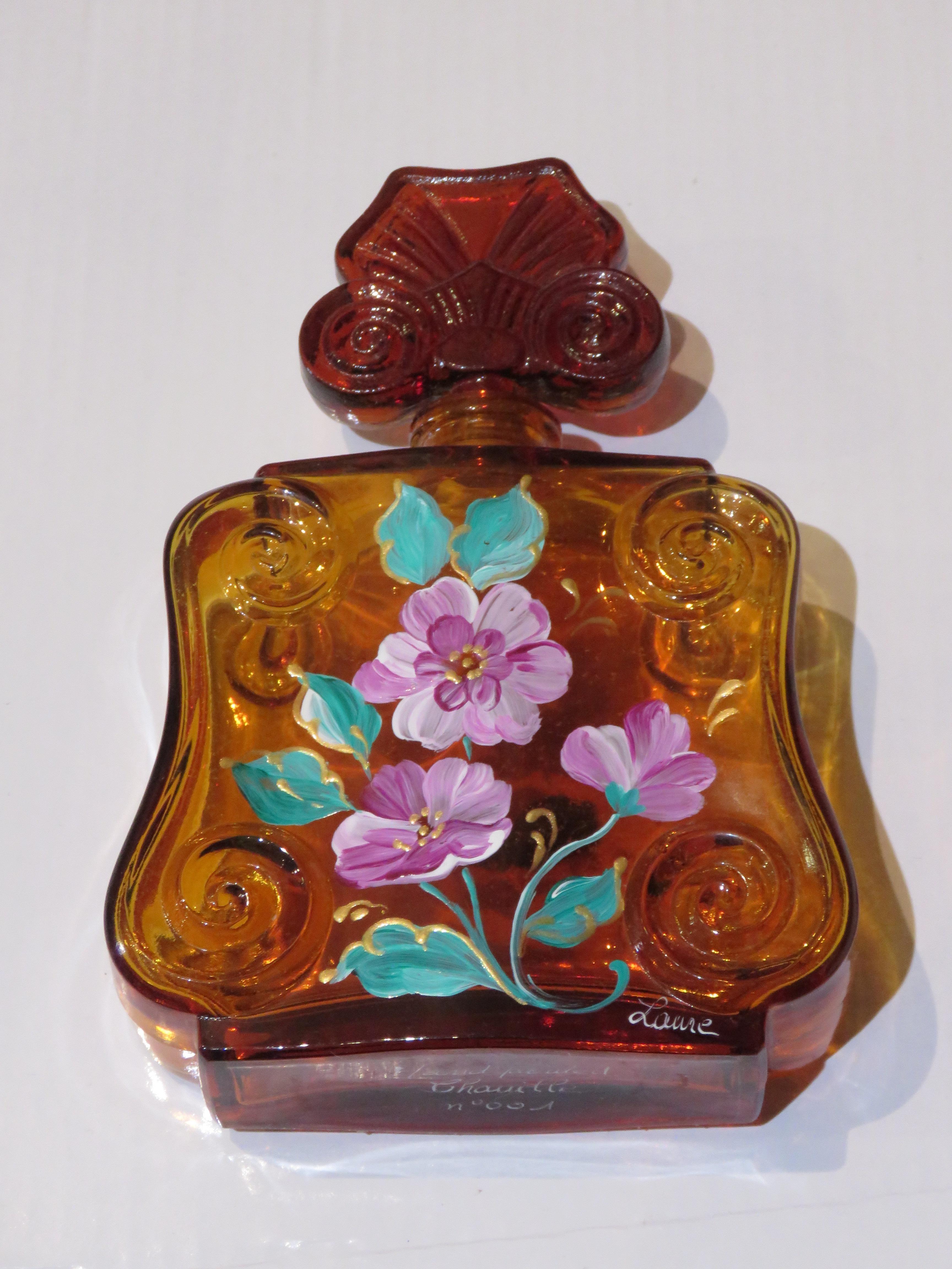 El siguiente artículo que ofrecemos es un frasco de perfume francés pintado a mano de edición limitada. La botella está pintada a mano con hermosas flores rosas. Exquisitamente realizado con un detalle excepcional y cristal de color ámbar. Firmado 