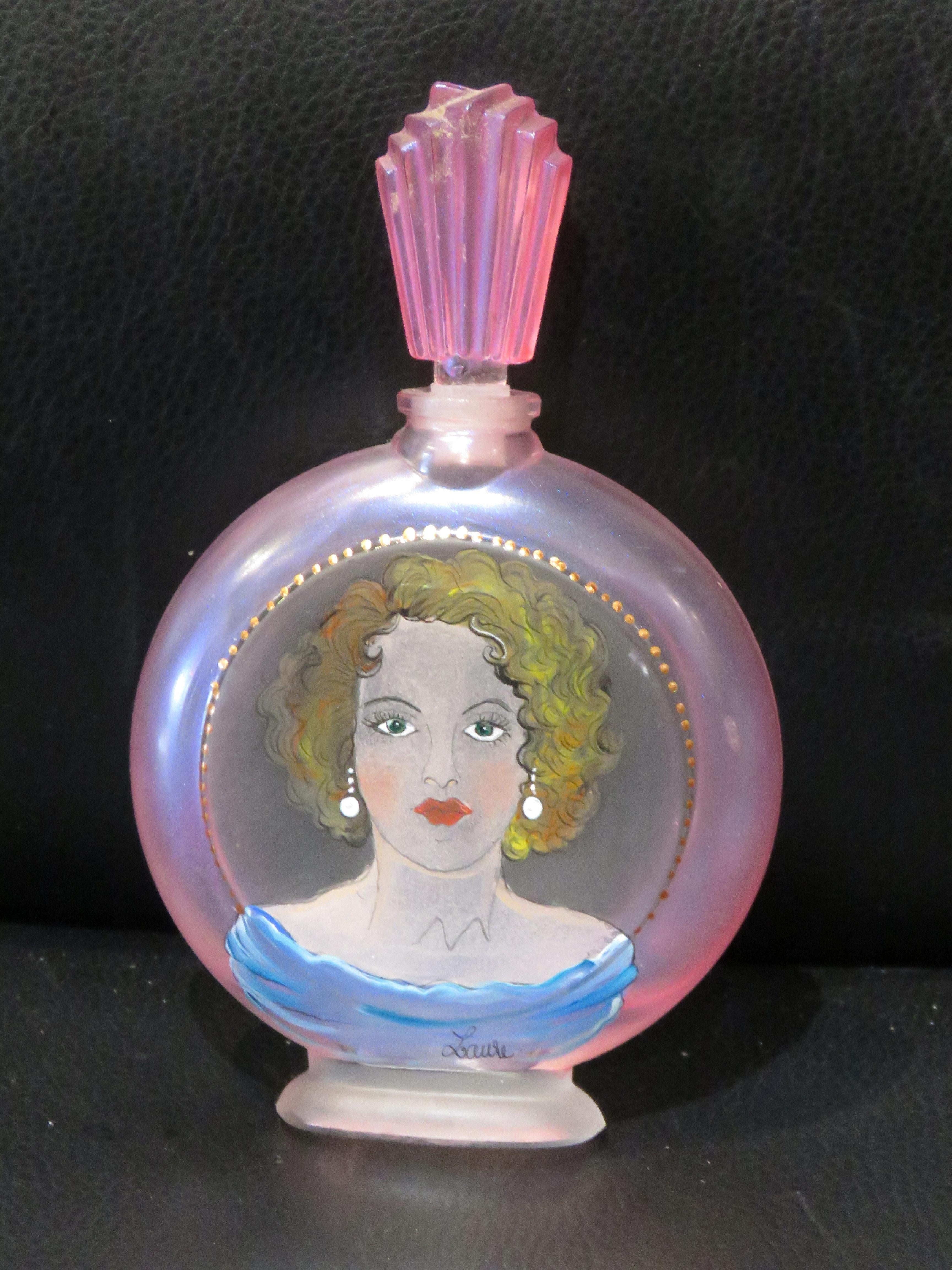 El siguiente artículo que ofrecemos es un frasco de perfume francés pintado a mano de edición limitada. ¡La botella está pintada a mano con una mujer rubia parecida a Marilyn Monroe! Exquisitamente realizada con un detalle excepcional y cristal de