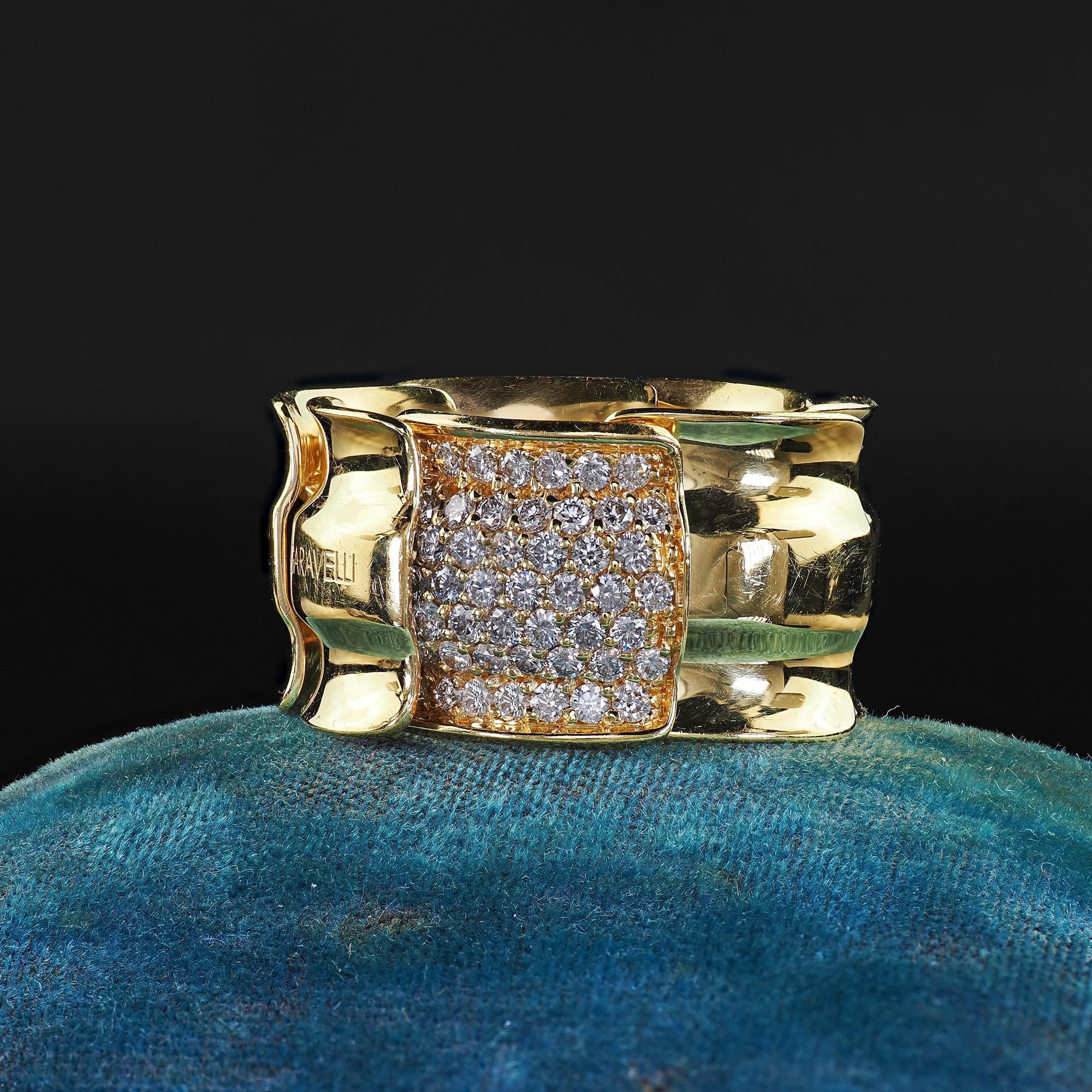 Precioso anillo de cóctel ancho articulado de diamantes Garavelli de oro amarillo de 18 quilates. Este precioso anillo de cóctel de diamantes Garavelli está fabricado en oro amarillo de 18 quilates. Este precioso anillo presenta brillantes diamantes
