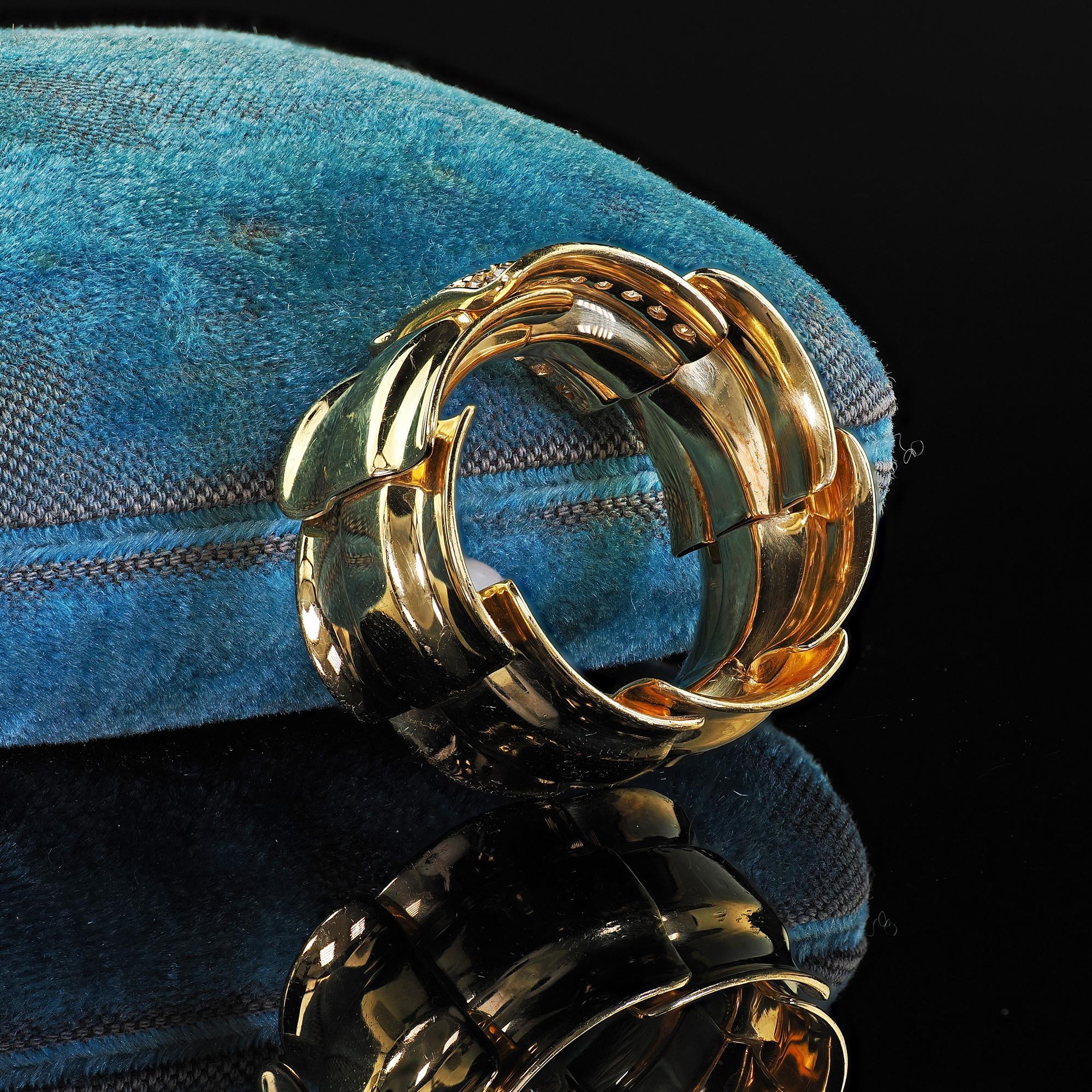 Anillo de cóctel ancho articulado con diamantes en oro amarillo de 18 quilates Estate Garavelli Contemporáneo en venta