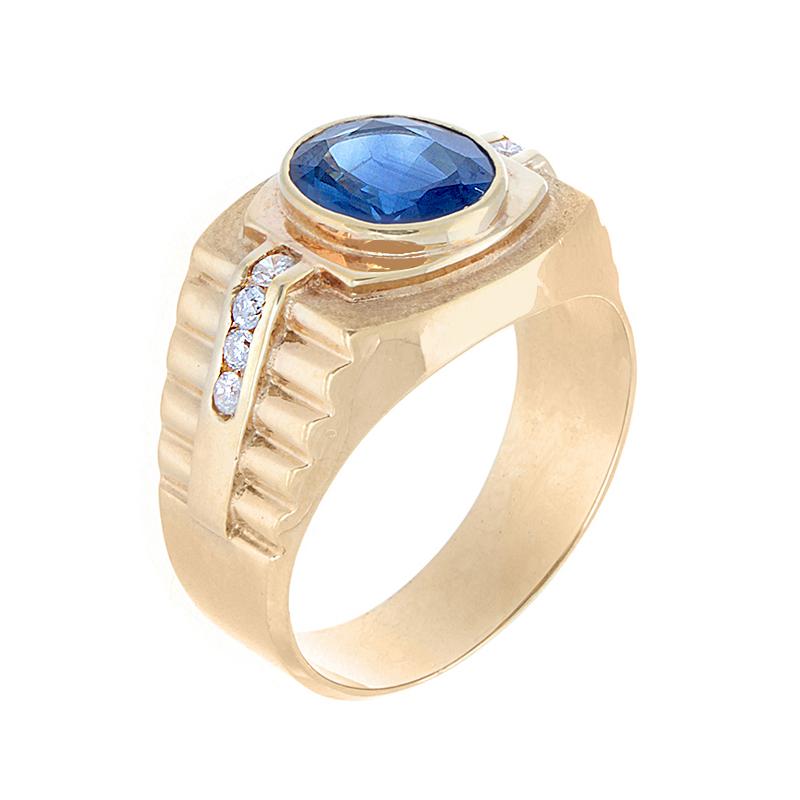 A gentleman’s ring featuring an approximately 4.00 carat oval cut blue sapphire in a bezel setting.  The sapphire is an ocean blue color.  Along the uniquely chiseled 18K yellow gold shank are approximately 0.20 carats of round diamonds.

Currently