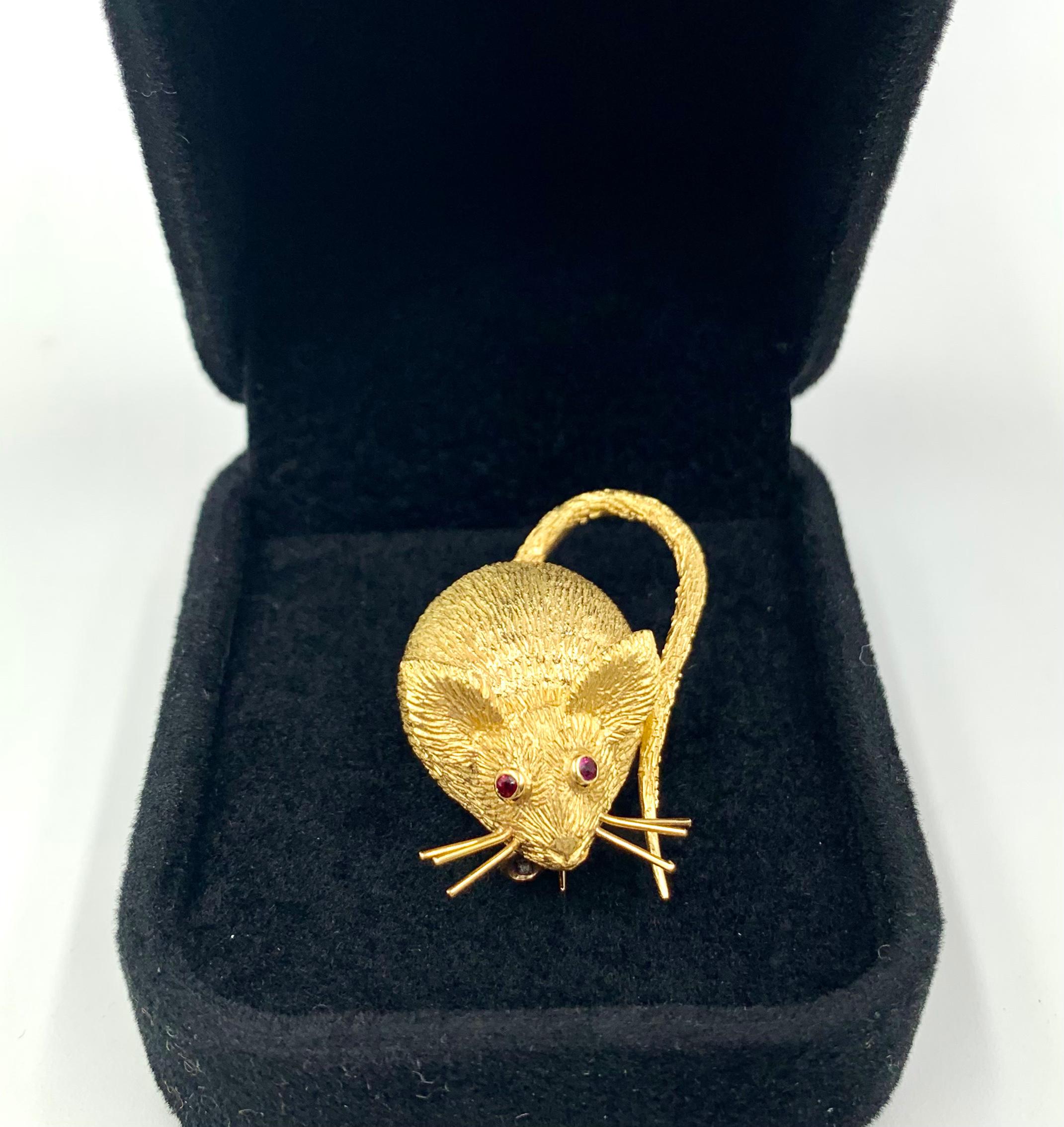 Fabulous vintage Georges L'Enfant 18K yellow gold and ruby mouse/lucky rat clip brooch.
Exquisitely detailed, this delightful mouse has faceted ruby eyes, large adorable ears, beautifully engraved fur, lovely whiskers and a finely curved elegant