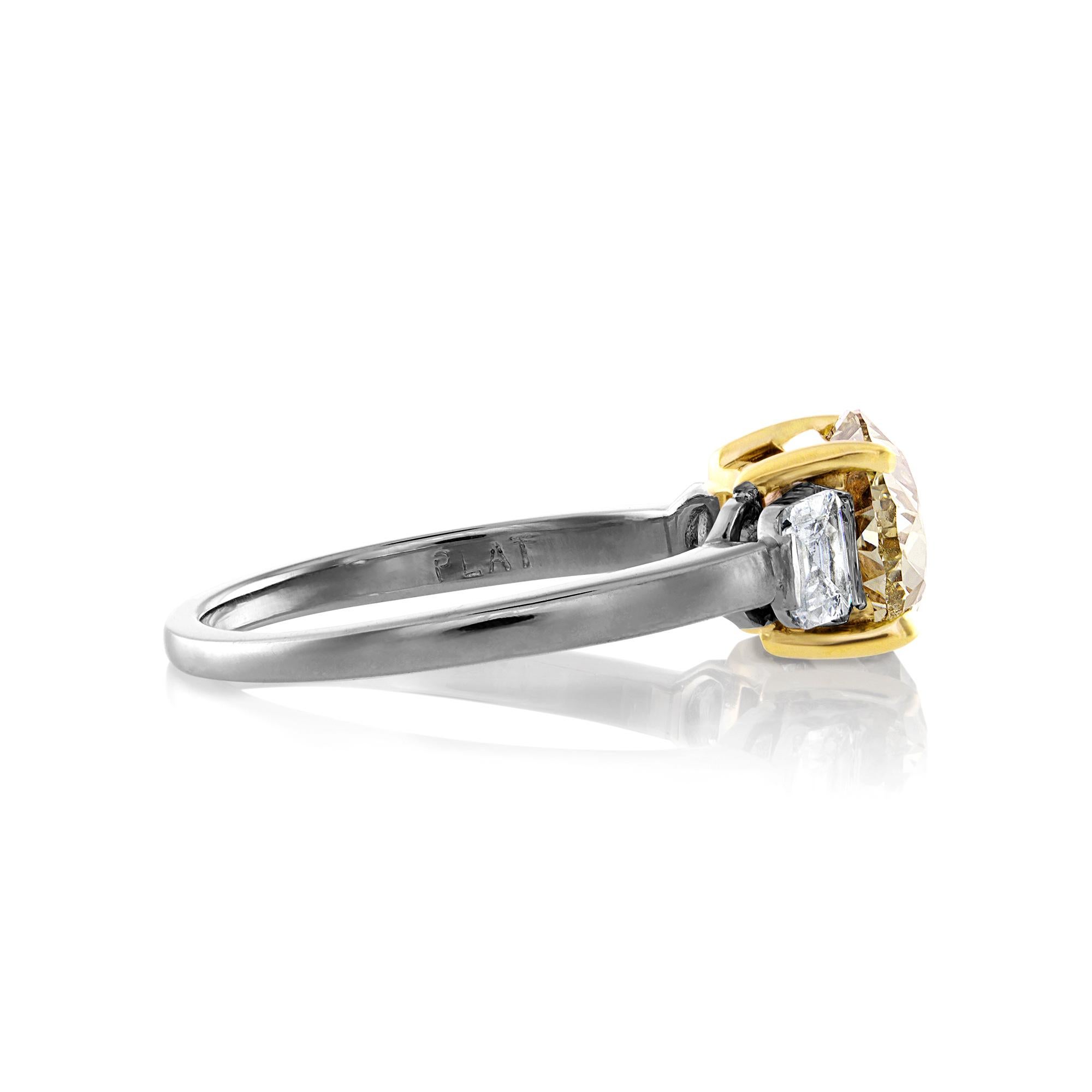 Estate GIA 2.74ct Natural Fancy Yellow Oval 3 Stone Diamond Platinum Ring In Good Condition For Sale In New York, NY