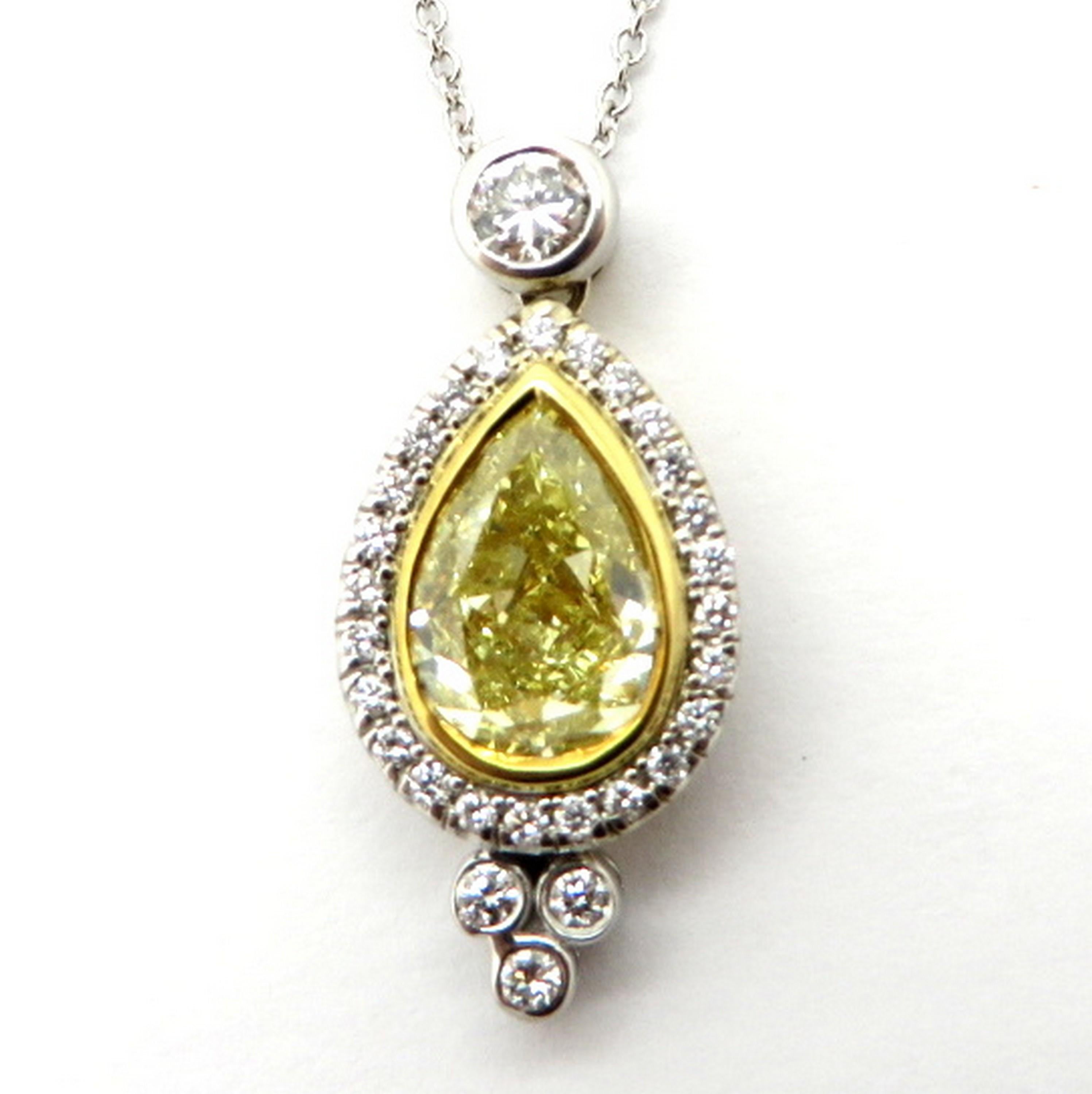 Nachlass GIA zertifizierte Fancy Gelbe birnenförmige Diamant-Halskette im Zustand „Hervorragend“ im Angebot in Scottsdale, AZ