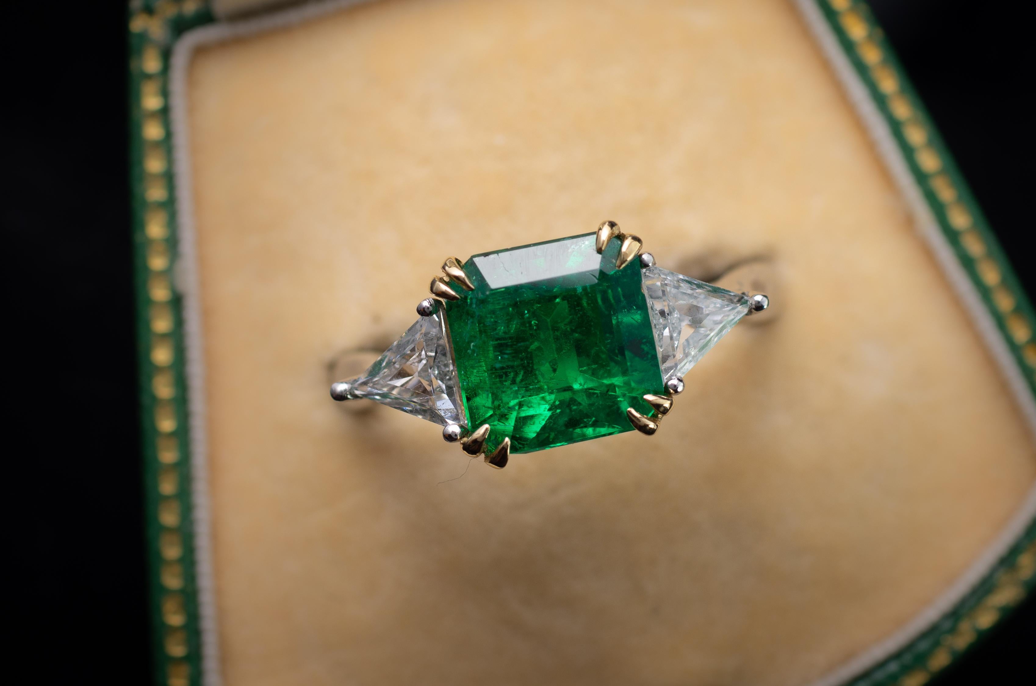 •	1 natural emerald GIA certified 2.77ctw approx.
•	2 triangle cut diamonds H-VS1 0.50ctw.

