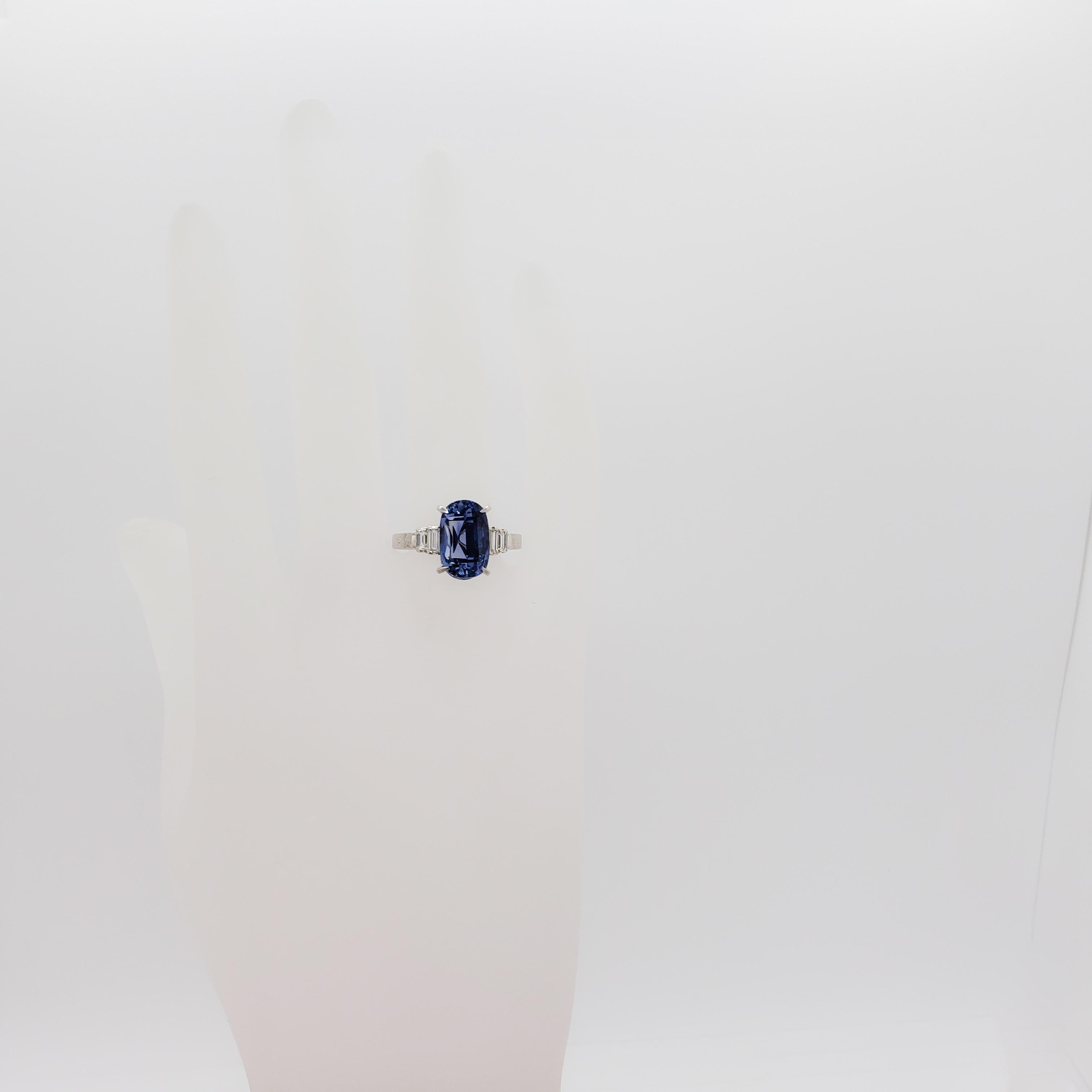 Estate GIA No Heat Sri Lanka Blue Sapphire Oval and White Diamond Cocktail Ring In Excellent Condition In Los Angeles, CA