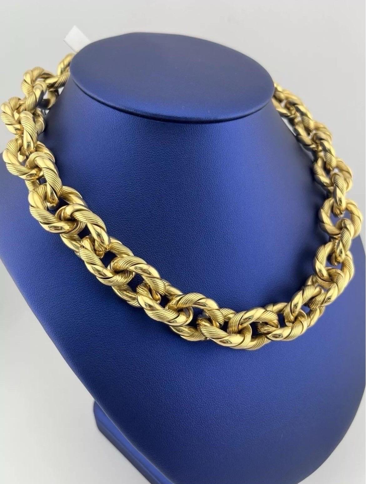 Le collier Rolo ovale torsadé en or jaune 18 carats d'Estate Gioielli Moda Italy est une pièce intemporelle qui respire le luxe et la sophistication. Réalisé en or jaune 18 carats de haute qualité, ce collier présente une élégante chaîne rolo ovale