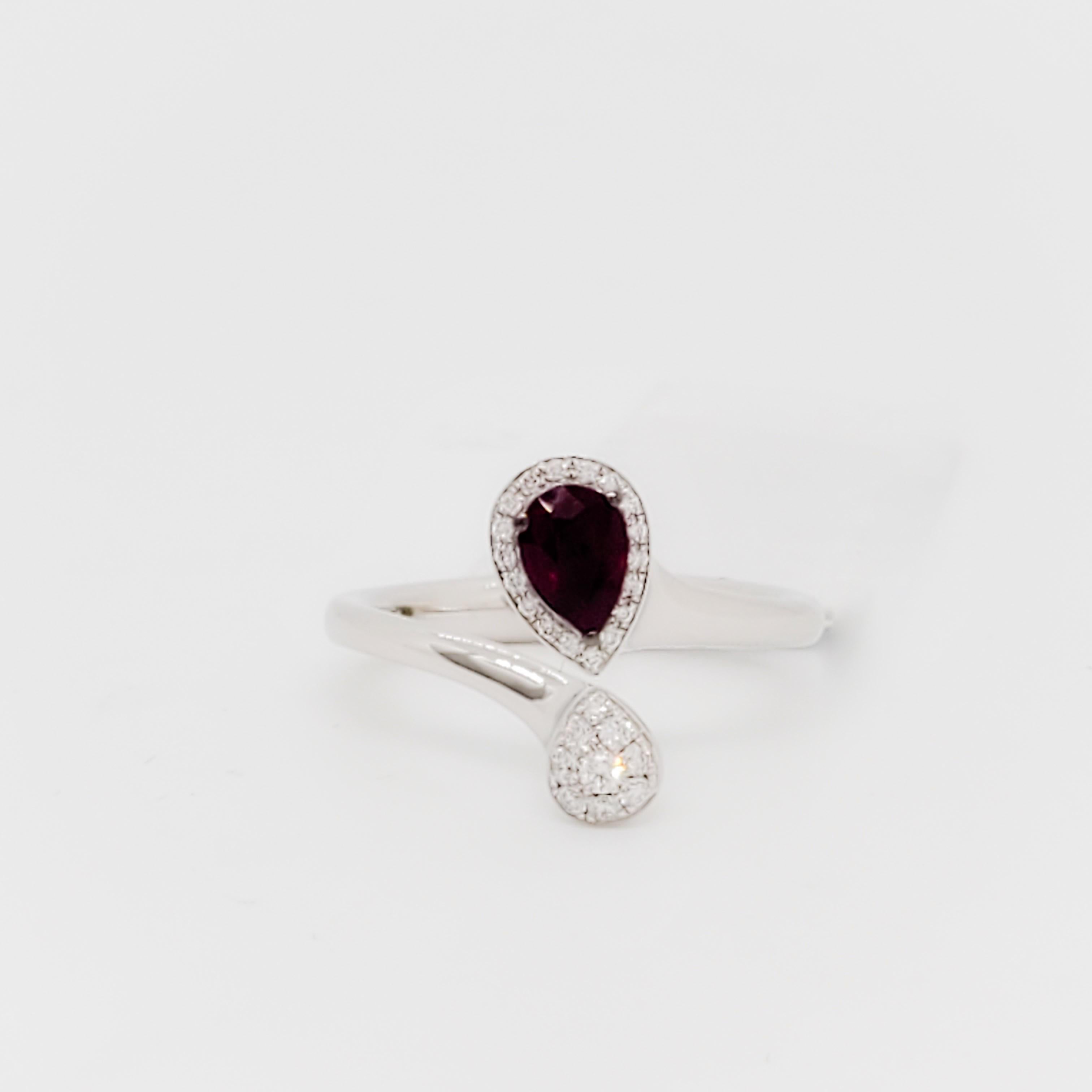 Magnifique collier Giorgio Visconti avec un rubis en forme de poire de 0,05 ct. et des diamants blancs ronds de 0,14 ct.  Fabriqué à la main en Italie en or blanc 18 carats.  