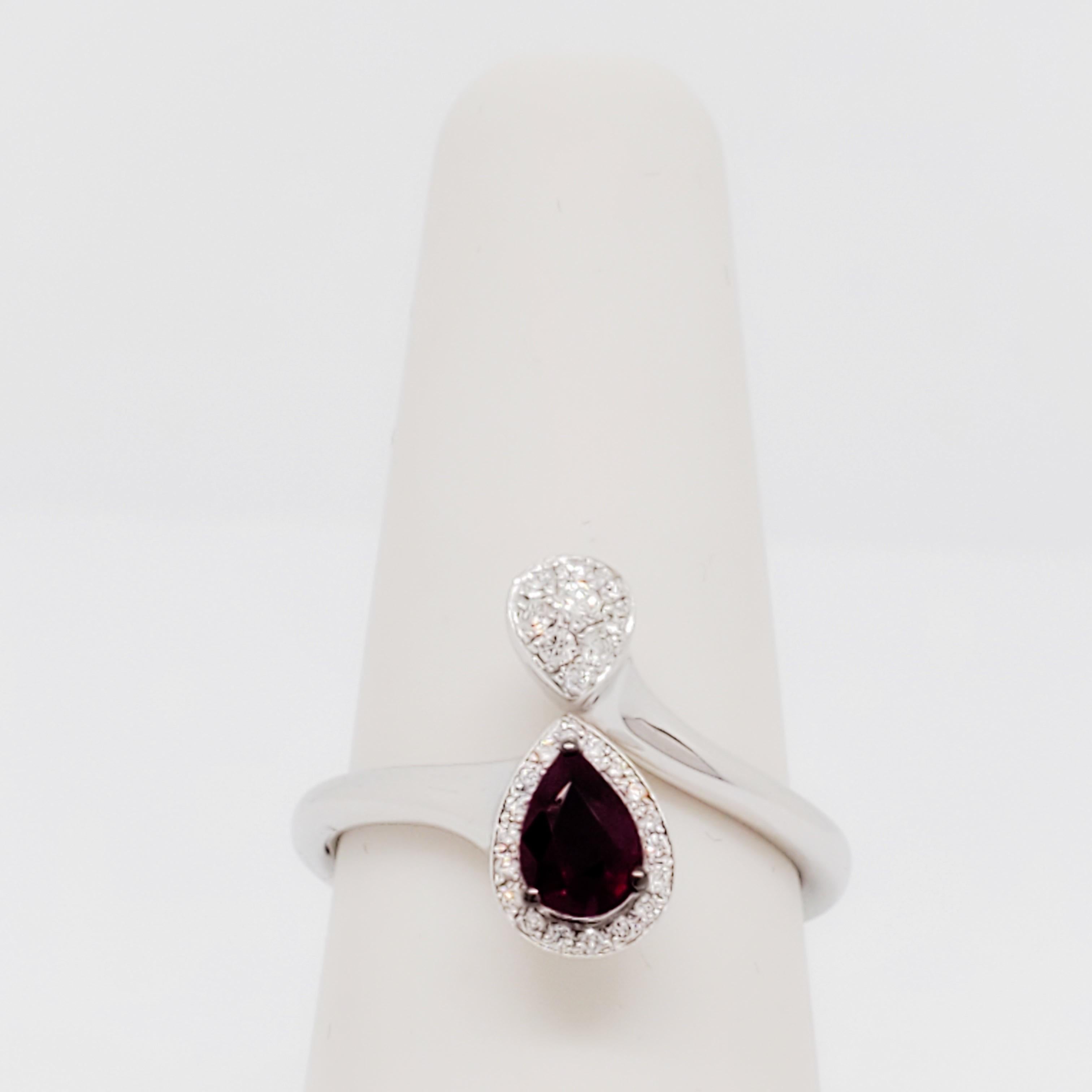 Taille poire Collier pendentif Giorgio Visconti en rubis et diamants (succession) en vente