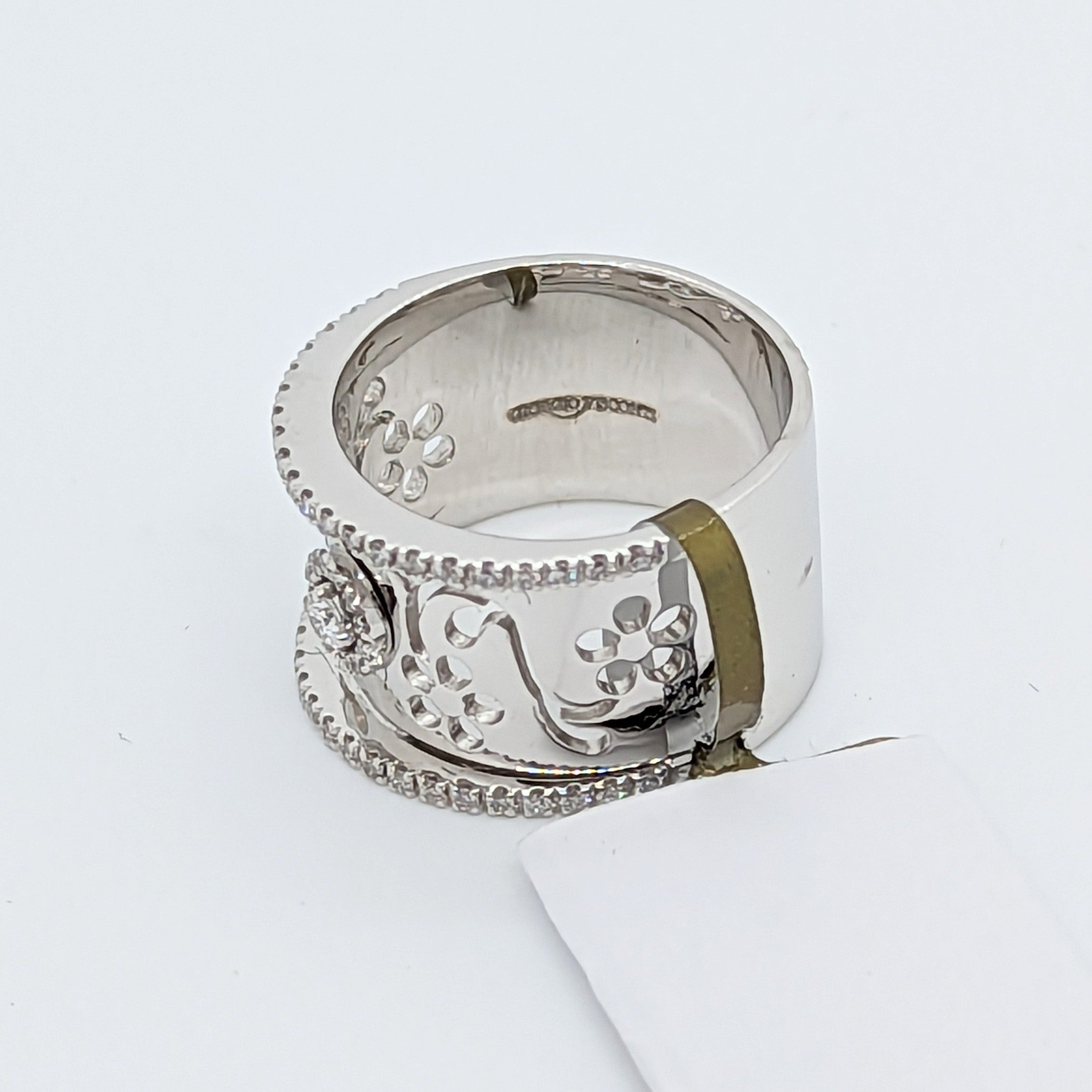 Estate Giorgio Visconti White Diamond Round Design Ring in 18K White Gold In New Condition For Sale In Los Angeles, CA